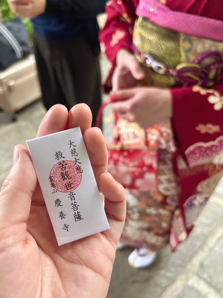 makeover_with's tweet photo. 訪問着のあとは振袖女子に👘

レトロ柄の赤振袖に、ゴージャスな帯を締めて🎀✨

撮影をしていたら、ふいにお寺のおばあちゃんがやってきて「綺麗なのを着てきてくれて、まだ若いからお祝いに」と、お守りを授けてくれました😳

成人式の前撮りと思われたんかな。笑
何も言えなかったけど…
それだけ自然で可愛いお客様でした🌸

着れるときに着たいと訪問着と振袖どちらも楽しまれたお客様🫶🏻︎
たくさん有難うございました💙❤️