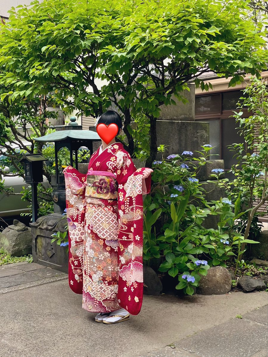 makeover_with's tweet photo. 訪問着のあとは振袖女子に👘

レトロ柄の赤振袖に、ゴージャスな帯を締めて🎀✨

撮影をしていたら、ふいにお寺のおばあちゃんがやってきて「綺麗なのを着てきてくれて、まだ若いからお祝いに」と、お守りを授けてくれました😳

成人式の前撮りと思われたんかな。笑
何も言えなかったけど…
それだけ自然で可愛いお客様でした🌸

着れるときに着たいと訪問着と振袖どちらも楽しまれたお客様🫶🏻︎
たくさん有難うございました💙❤️