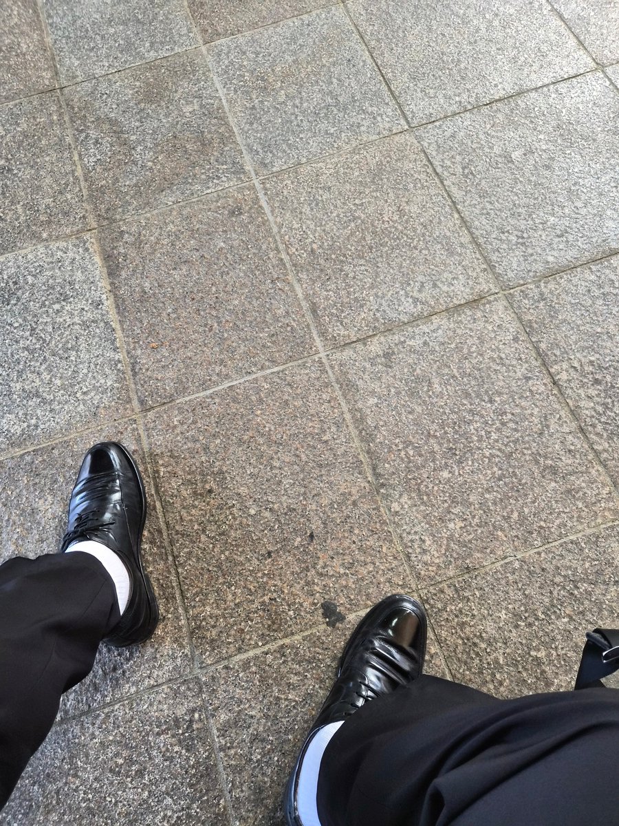 dfdvds32's tweet photo. I'm not wearing white socks with dress pants and shoes as some kind of fashion statement. I actually just wear white socks all the time.😄 https://t.co/uHhH3zCgGk
