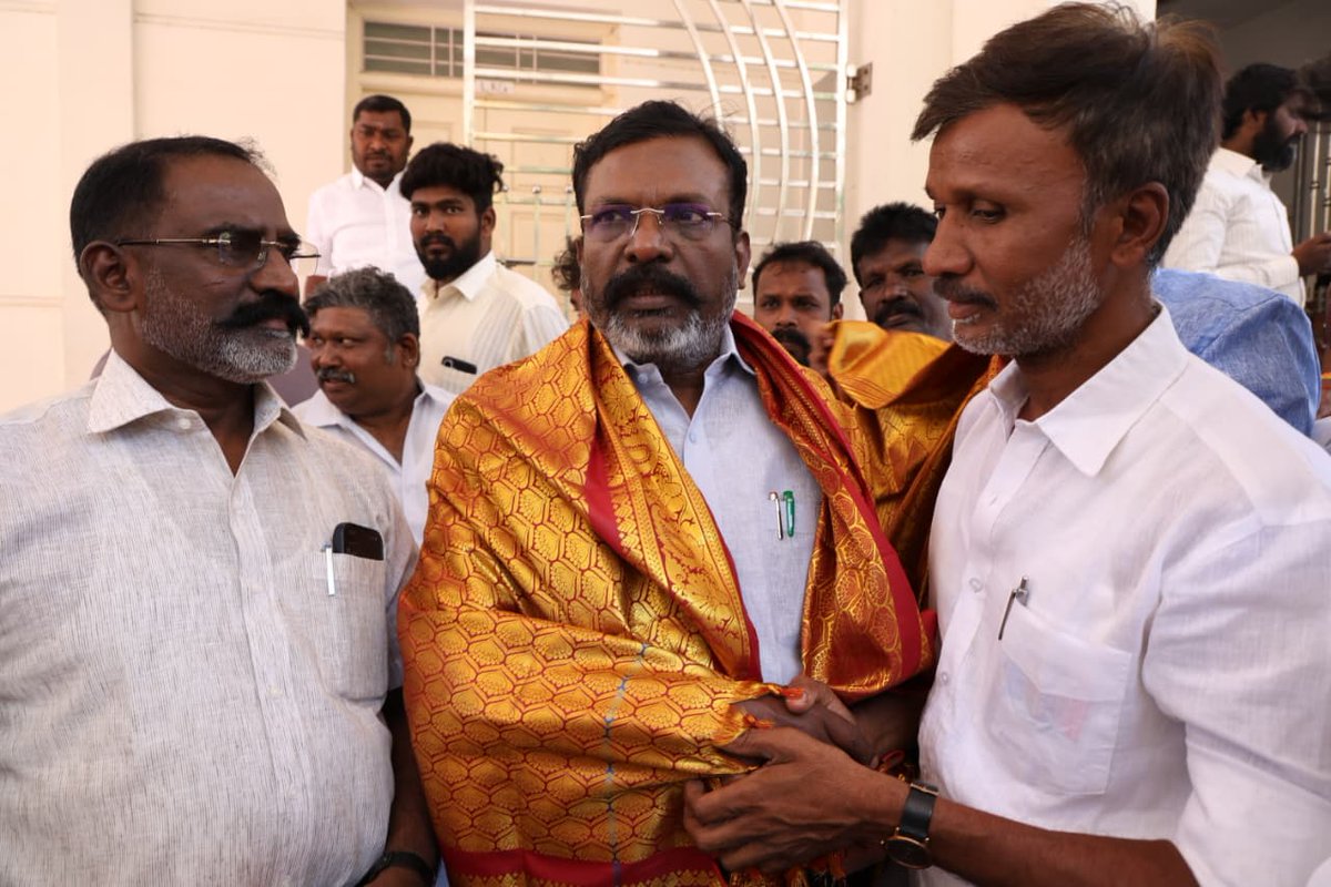 VckMuthukumar's tweet photo. எனது இல்ல திருமண அழைப்பிதழை மக்கள் தலைவர்  @thirumaofficial  அவர்களுக்கு  வழங்கினேன். சென்னை வேளச்சேரி 05.06.2026 @vckkaniamuthan https://t.co/67kKUT5OGt