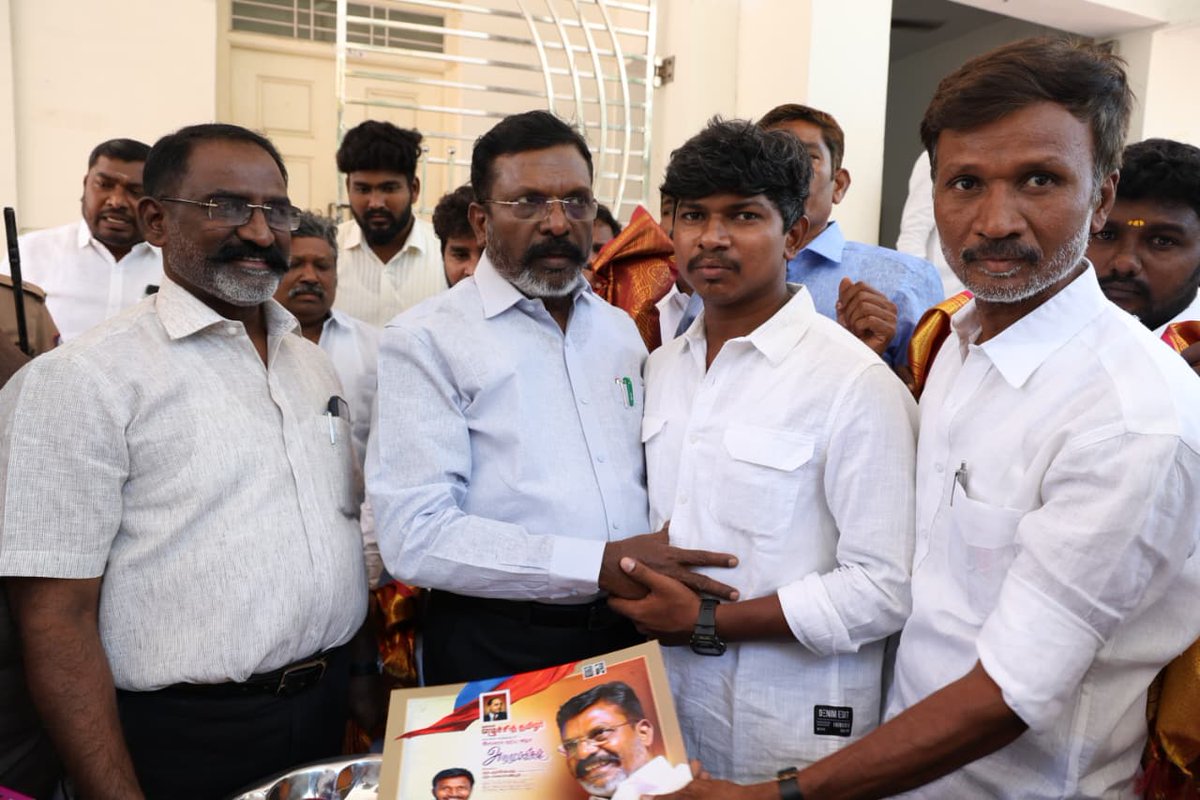 VckMuthukumar's tweet photo. எனது இல்ல திருமண அழைப்பிதழை மக்கள் தலைவர்  @thirumaofficial  அவர்களுக்கு  வழங்கினேன். சென்னை வேளச்சேரி 05.06.2026 @vckkaniamuthan https://t.co/67kKUT5OGt