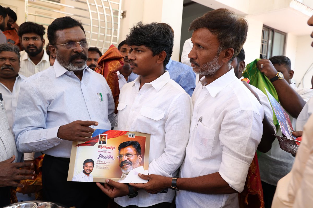 VckMuthukumar's tweet photo. எனது இல்ல திருமண அழைப்பிதழை மக்கள் தலைவர்  @thirumaofficial  அவர்களுக்கு  வழங்கினேன். சென்னை வேளச்சேரி 05.06.2026 @vckkaniamuthan https://t.co/67kKUT5OGt