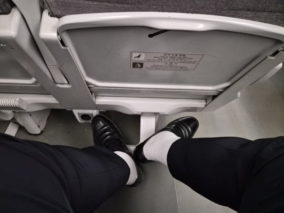 dfdvds32's tweet photo. I'm not wearing white socks with dress pants and shoes as some kind of fashion statement. I actually just wear white socks all the time.😄 https://t.co/uHhH3zCgGk