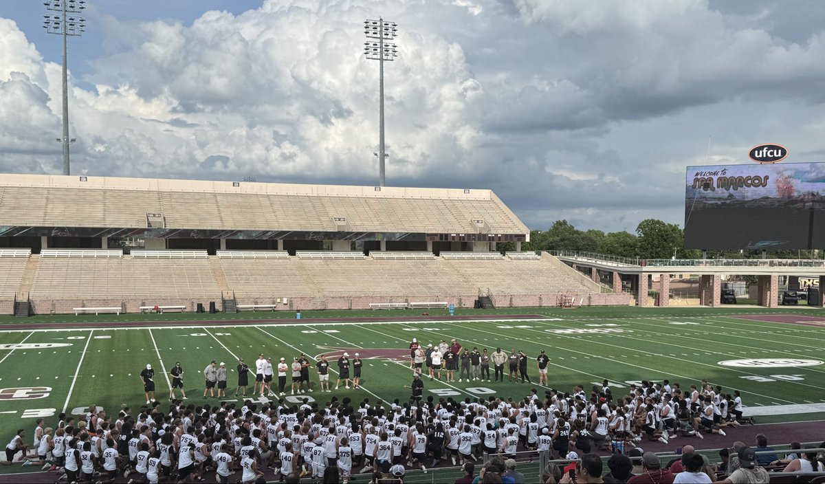 AlijahTorian's tweet photo. @TxStateBobcats thanks @CoachNealy https://t.co/l0PXqclrw3
