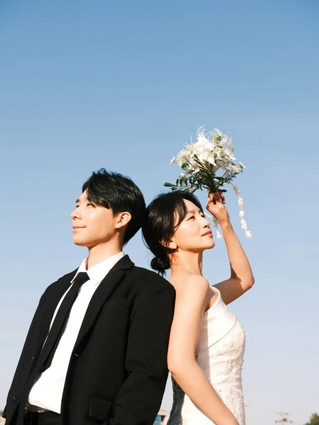 imbcenews's tweet photo. "10살 연상연하 부부 탄생" 백은혜♥이준우 6월 깜짝 결혼 발표
#백은혜 #이준우 #결혼 #10살연상연하 #공식입장 #iMBC연예

5일 배우 백은혜의 소속사 빅보스엔터테인먼트는 공식 입장을 통해 "백은혜 배우가 이준우 배우와 백년가약을 맺는다"고 밝혔다. 두 사람은 오는 6월 중 결혼식을 올리고 정식 부부가 될 예정이다.

이날 예비 신랑 이준우 역시 자신의 SNS를 통해 손편지와 웨딩 화보를 공개하며 팬들에게 가장 먼저 기쁜 소식을 알렸다. 

이준우는 "저에게 같은 방향을 바라보고 함께 걸어갈 소중한 사람이 나타나 평생을 함께할 약속을 하게 됐다"라며 "피겨 선수 시절부터 뮤지컬 배우가 된 지금까지 보내주신 사랑 덕분에 오늘의 제가 있을 수 있었다"고 진심 어린 감사를 전했다. 

공개된 웨딩 화보 속 두 사람은 각각 턱시도와 웨딩드레스를 입고 서로 등을 맞댄 채 설렘 가득한 미소를 지어 보여 훈훈함을 자아냈다.

🔗https://t.co/ts942LqASh
