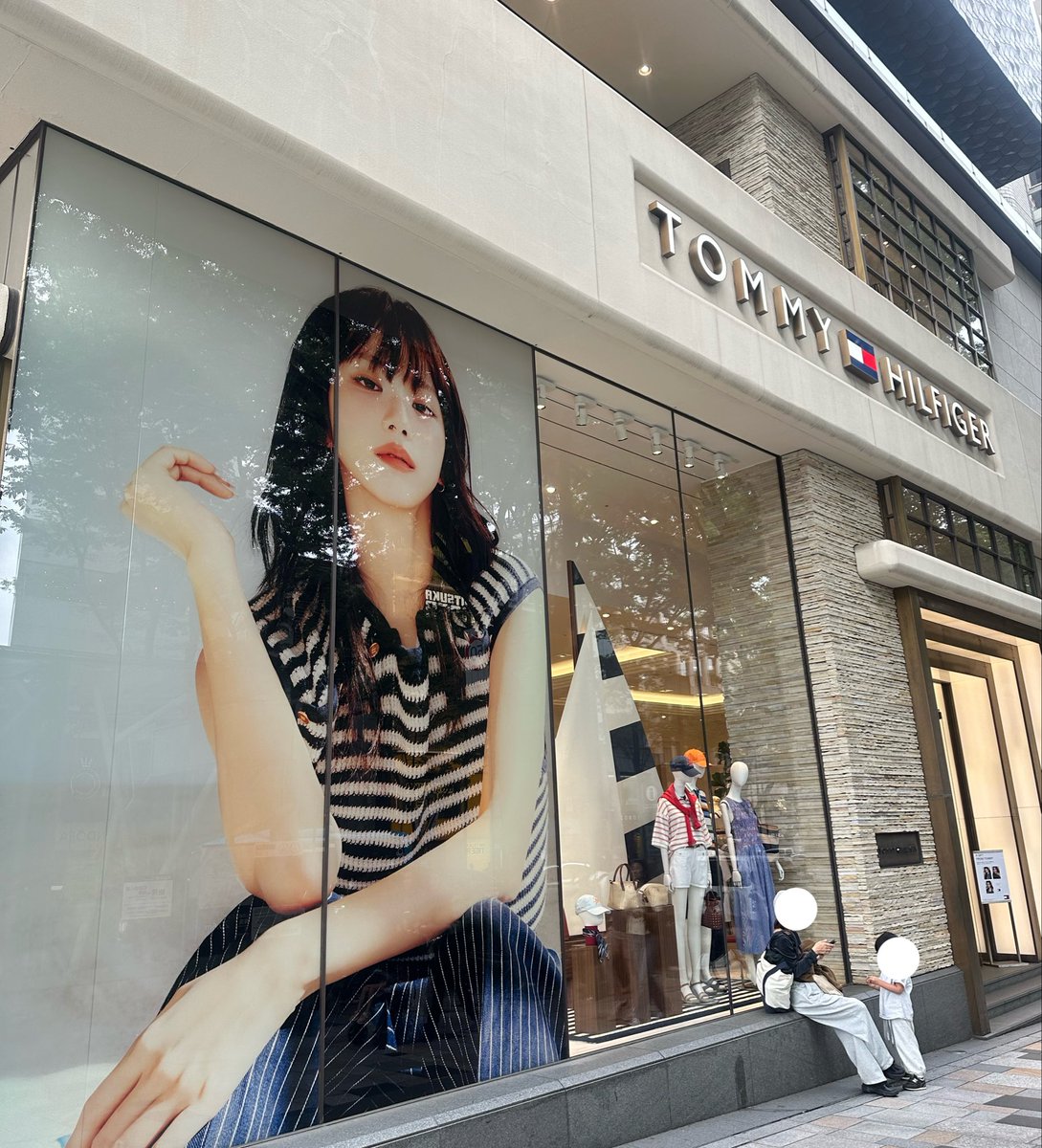 jensoosiast's tweet photo. a huge jisoo appeared 😳

📍tommy hilfiger shibuya https://t.co/pJfGlHVmhS