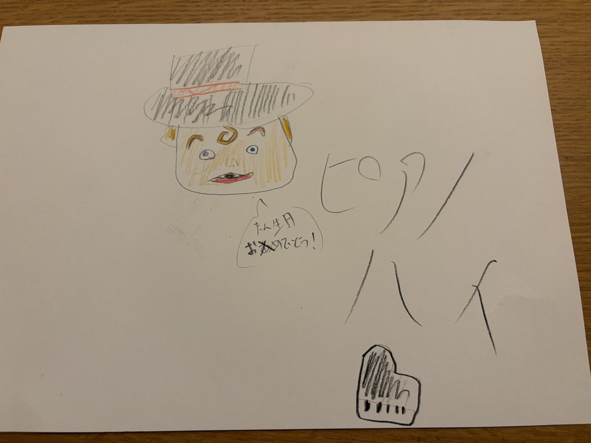 tamiokkun's tweet photo. 先日の誕生日
帰ったら家族が慌てて絵を描く所でした
奥さんに何描いてほしい？と言われたので
ニセ村で！って言ったら
絵じゃなくて文字だった
空いているところに何描く？
って言われたので
ピアノハイで！
ということで写真撮りました笑
息子はルビッチとピアノハイ
娘はロブロックスでメッセージ https://t.co/x9530QFTrs