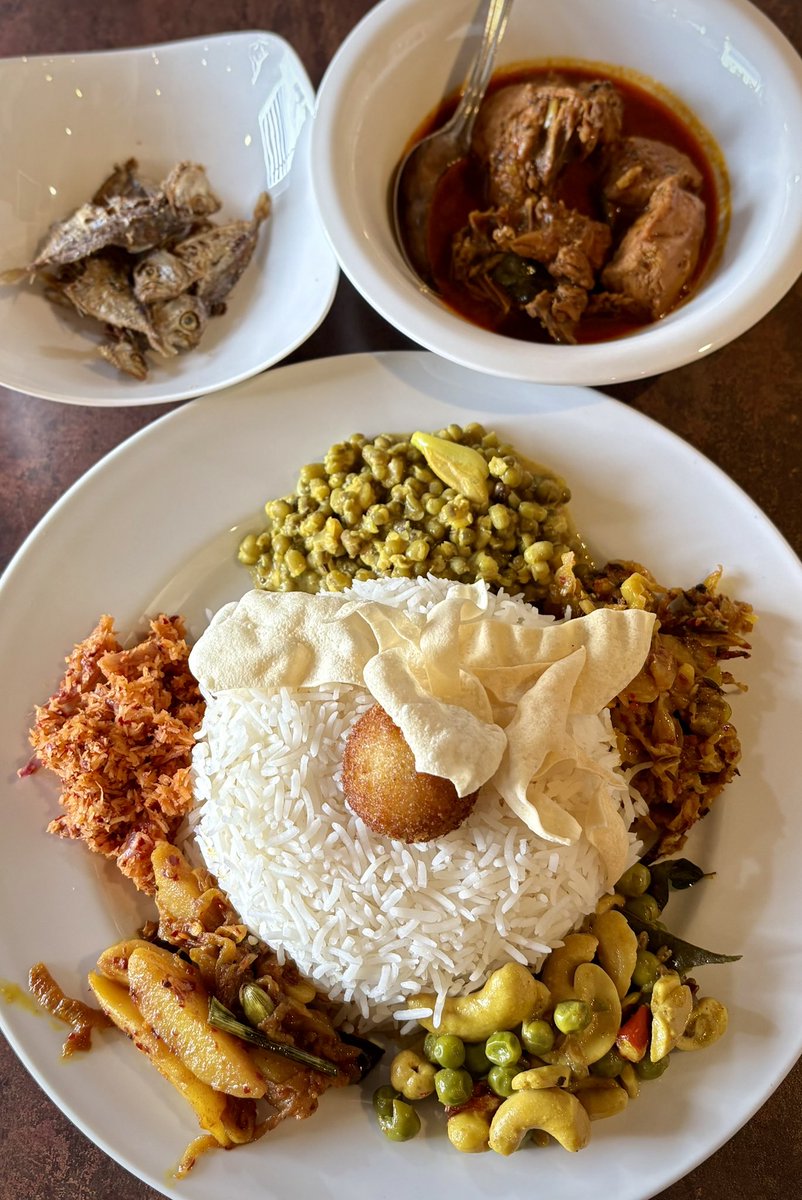 cha_ga_ma's tweet photo. 気になっていたこちらへ

たまたまかも知れないけど
他に日本人客おらず
料理も食材やスパイス感とも
あちらの方が好みそうな仕様で
なかなか😋

毎週土曜日はビュッフェとの事

Rice &amp; Curry Chicken
  Mun Ata Theldala
  Kaju Baduma
  Kukul Mas . . .

アバーレストラン
#スリランカ料理
#弥富市 https://t.co/MY3e6QEWPF