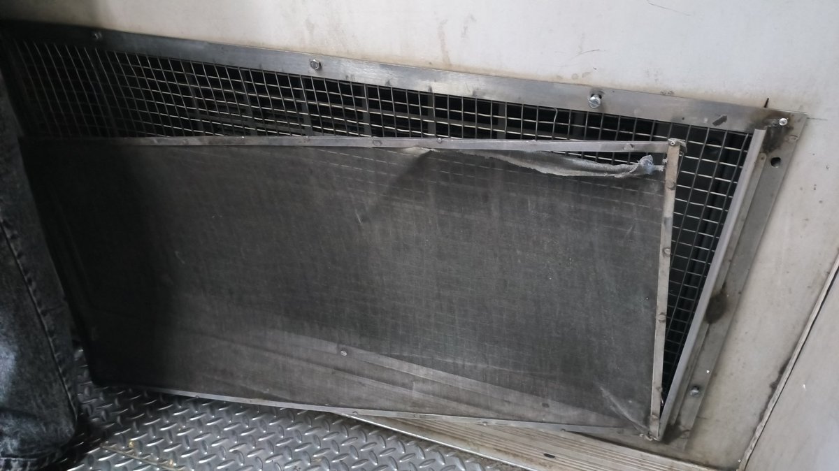 _Hare_Krishna_'s tweet photo. 9.20 train CSMT to Kalyan train. Last ladies compartment. Kindly repair it. Look into this. It will reach kalyan at 10.40am. @drmbct @Central_Railway @RailMinIndia @RailwaySeva https://t.co/dX2w2OOZWk