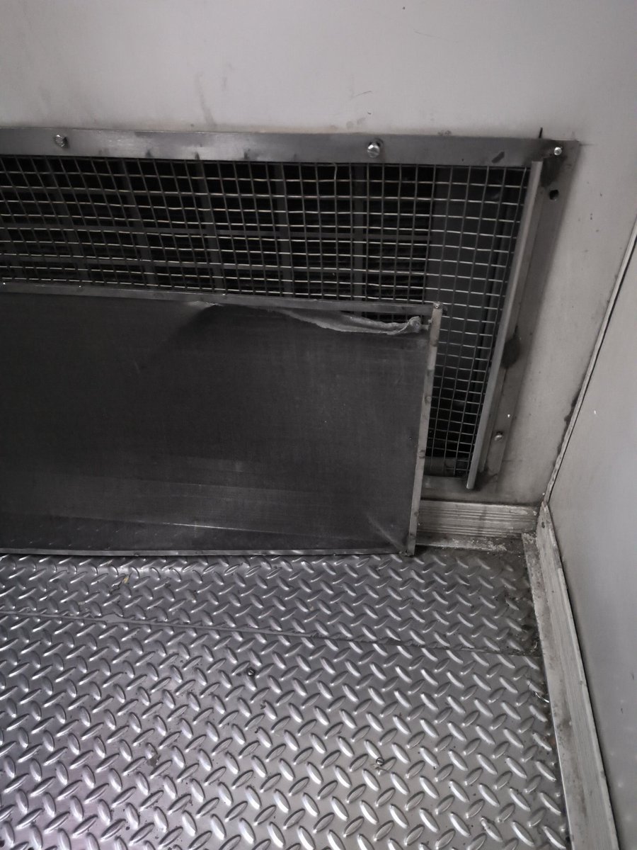 _Hare_Krishna_'s tweet photo. 9.20 train CSMT to Kalyan train. Last ladies compartment. Kindly repair it. Look into this. It will reach kalyan at 10.40am. @drmbct @Central_Railway @RailMinIndia @RailwaySeva https://t.co/dX2w2OOZWk