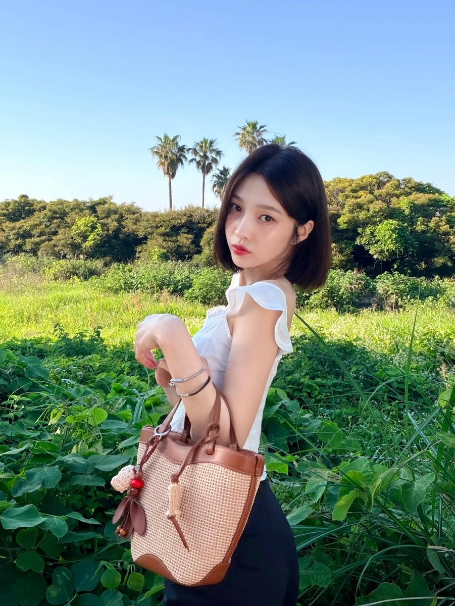 itgjoy's tweet photo. idk about yall but I’m living for the summer joy bob she looks so gorg https://t.co/l5u2yeZI0j