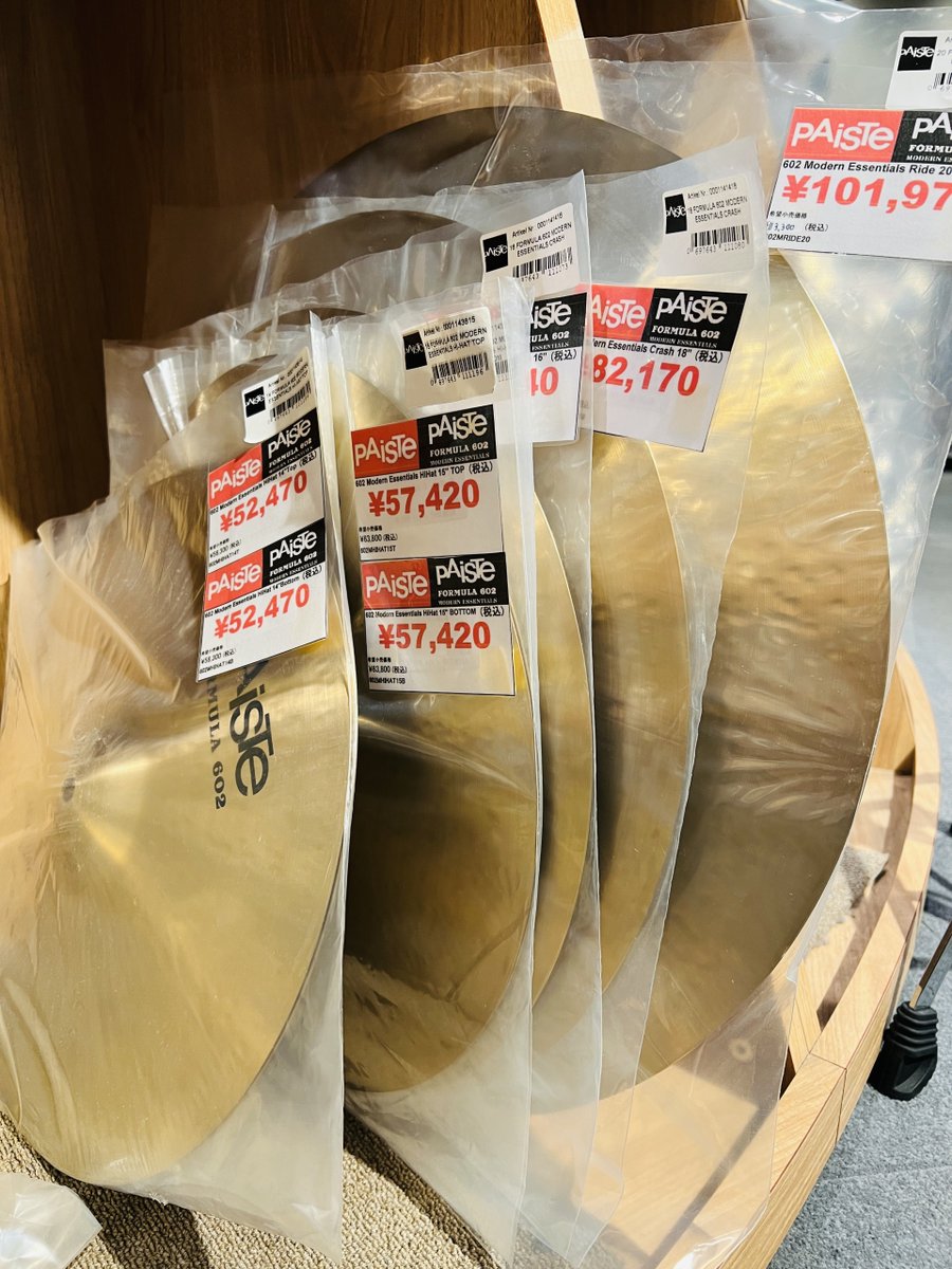 drumstation_sby's tweet photo. 【Paiste / 在庫補充！】
Formula 602 Modern Essentialsシリーズシンバル
毎度バキバキ補充です⚡
クラッシュは16"/17"/18"/19"
ハイハットは14"pr/15"pr
ライドは20"/22"
と店頭ご用意ありますので、じっくり比較したご試奏可能です！

落ち着きと高級感のあるこのサウンドをぜひ！ https://t.co/KnmZ8iZ6EK