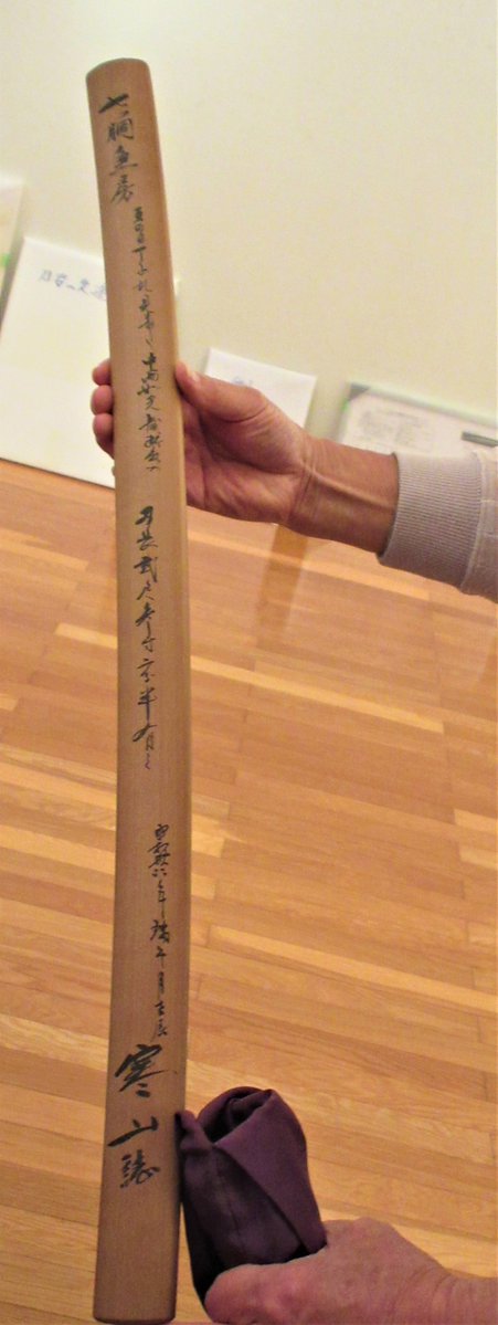 TochioArtMuseum's tweet photo. 【刀剣コーナーより作品紹介】
「七ツ胴落 兼房（ななつどうおとし かねふさ）」
茎（なかご）に彫られた「七ツ胴落」の金象嵌銘(きんぞうかんめい）は、罪人の死体を七体重ねて一刀両断したという意味であり、凄まじいまでの斬れ味を誇った刀剣です。 https://t.co/E6tF6DHdih