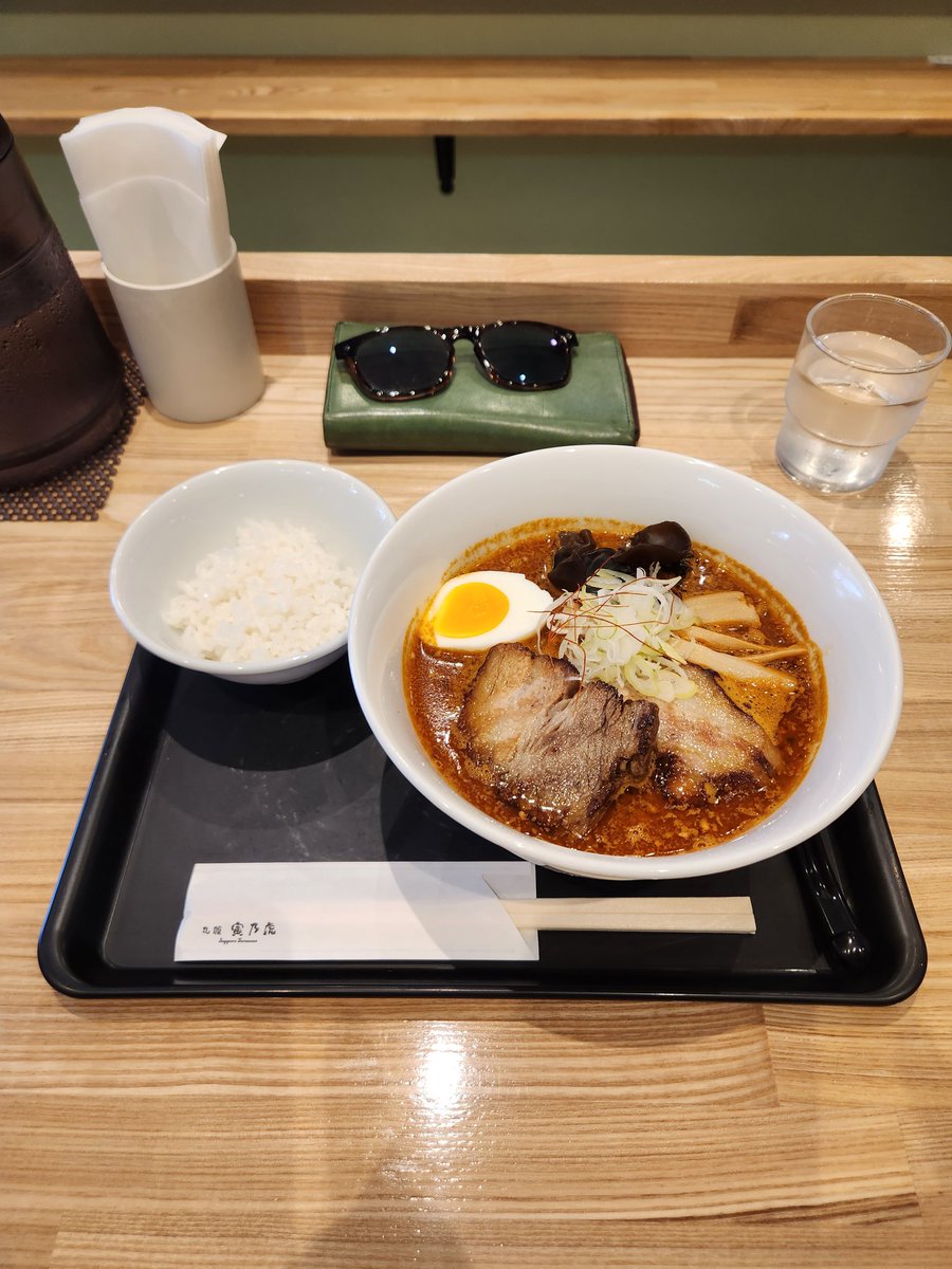 mk42801439's tweet photo. 今日のお昼ごはん
寅乃虎 さんにて
スパイスらーめん(こってり) 特辛
+チャーシュー1枚増量
+サービスライス
まあまあ辛いカレースープで美味しくいただきました😋 https://t.co/KXqjLMnOTY