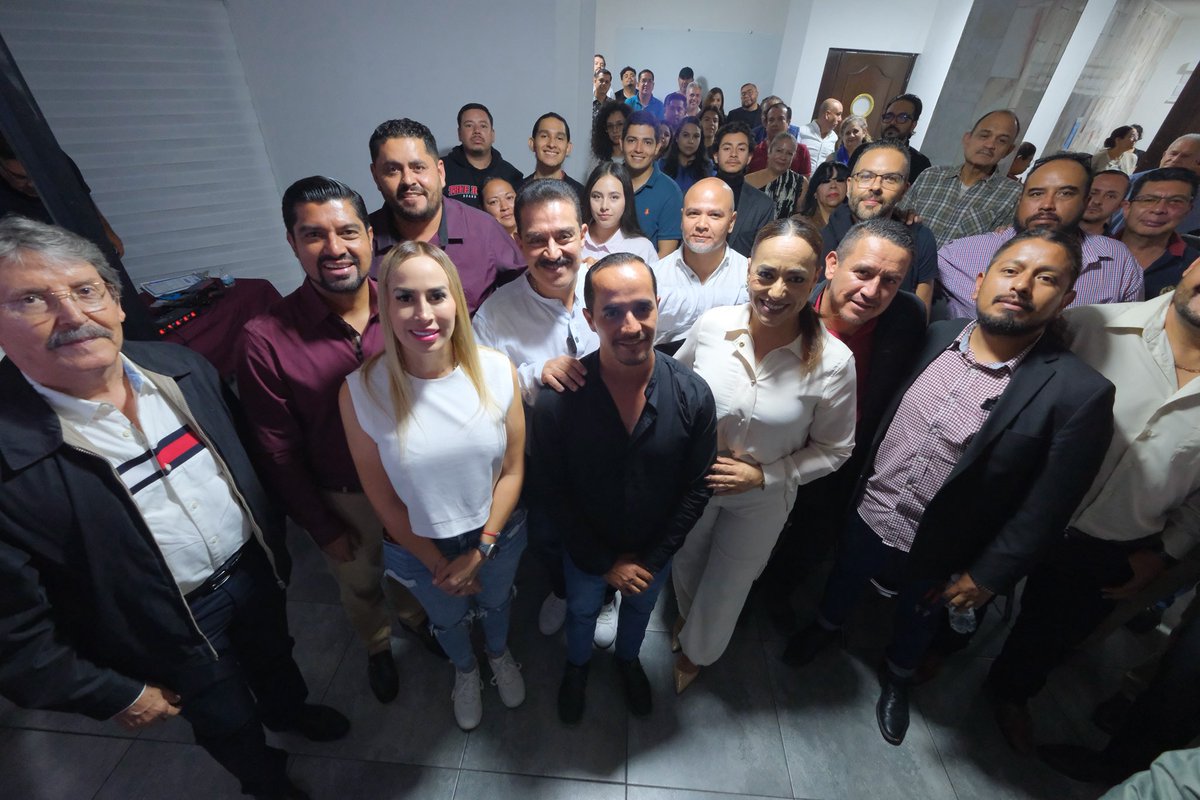 DrCarlosLomeli's tweet photo. Hoy compartimos un gran encuentro con integrantes del Grupo Democrático Xalisco, donde dialogamos sobre los retos que enfrenta Jalisco y el papel que debemos asumir para seguir impulsando un estado más justo, participativo y con bienestar para todas y todos.

Las grandes transformaciones nacen de la organización, la conciencia y la participación de la gente. Gracias por la invitación y por mantener vivos estos espacios de diálogo que fortalecen el movimiento y la esperanza de un mejor futuro para nuestro estado.