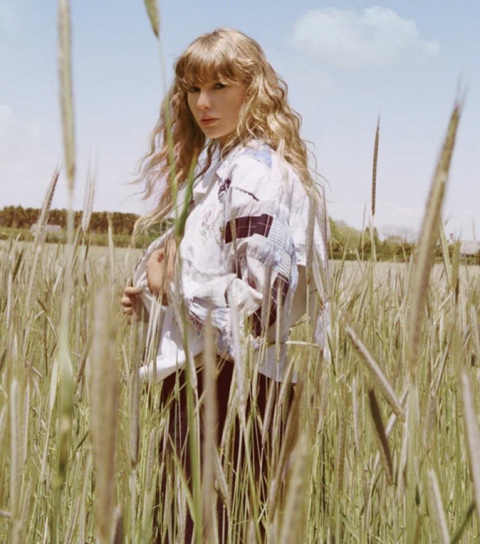 TSUpdating's tweet photo. 🚨| Taylor Swift is the cover of Spotify’s “Hot Country” playlist with “I Knew It, I Knew You” at #1. https://t.co/dWpm6P3Btp