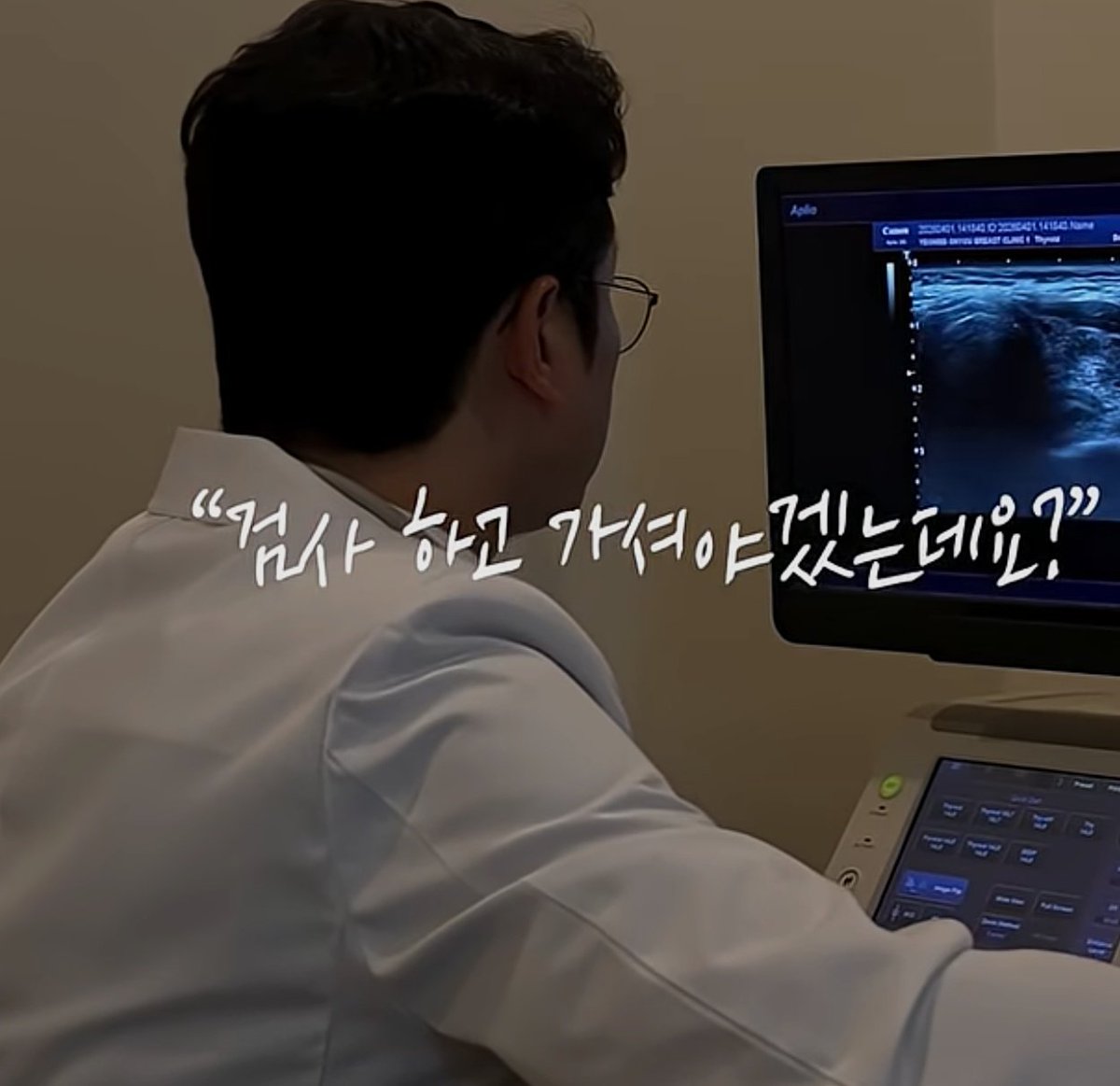 TBJorry's tweet photo. 천운이 따로 없다.

발견하는 의사 유튜브 촬영 중,
초음파 시범 보이던 담당PD분의 암이 발견되었다.

의사분은 당황했지만 차분히 설명하며, 
정밀 세포 검사와 결과에 따라 대학 병원 치료가
필요하다 알렸다.

정밀 검사 결과를 전화로 알린 선생님.
"PD님, 결과 나왔는데요. 그...전이가 된 게 맞거든요"

PD님, 지금이라도 발견된 게 기적이고 천운입니다.
하루빨리 치료 잘 받으시길 기원합니다 🙏