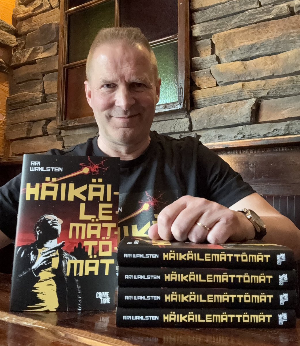 AriWahlsten's tweet photo. Tekijäkappaleet saapuivat. Jotenkin se hetki aina sykähdyttää kirjailijaa. Julkaisuun vielä reilut kolme viikkoa. Jännittävää. #dekkari @CrimeTime #dekkarit @DocendonKirjat https://t.co/lyawD9xZQe