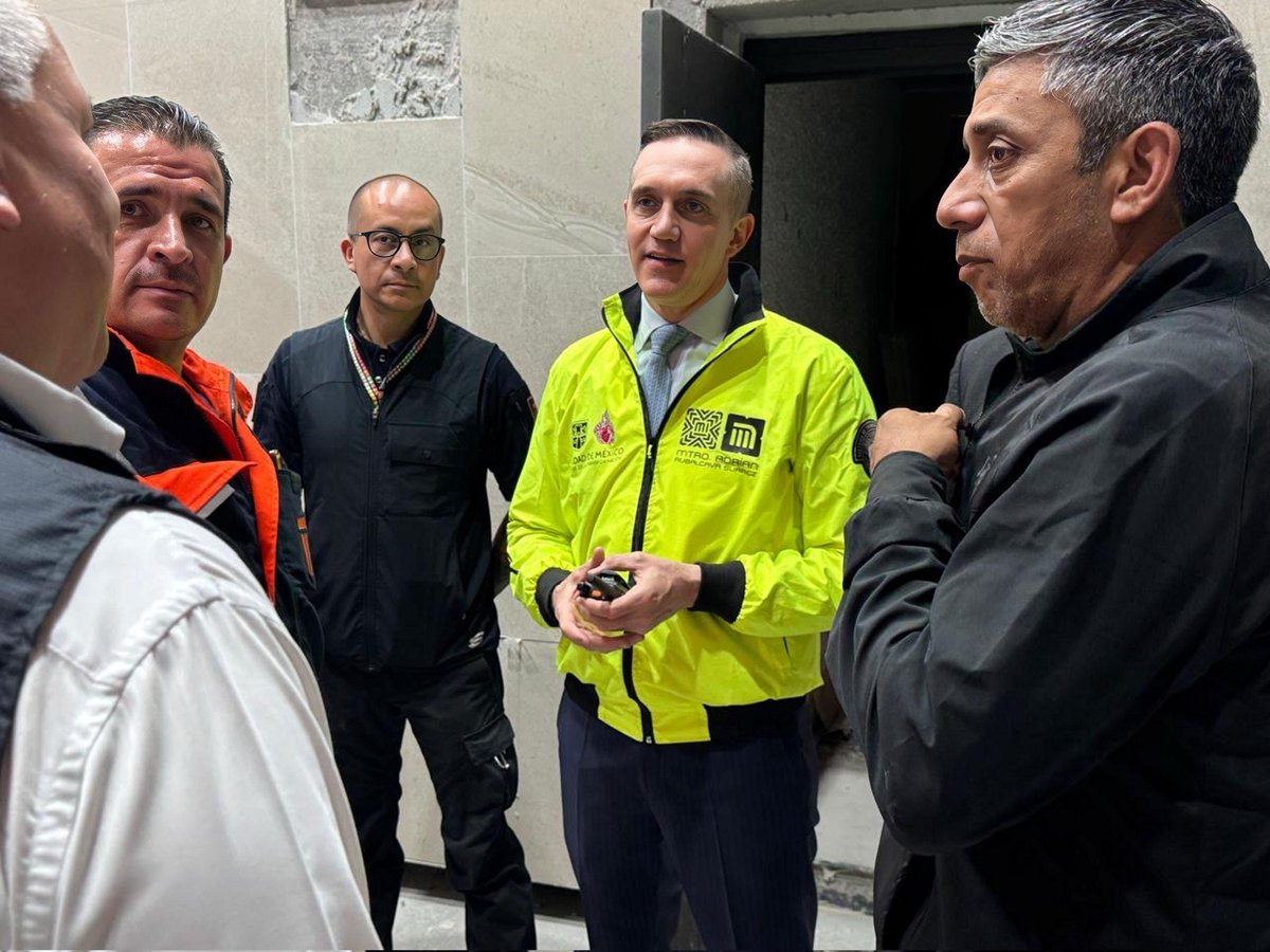 AdrianRubalcava's tweet photo. Realizamos un recorrido de supervisión por las estaciones de la Línea 2 del @MetroCDMX para verificar los avances de los trabajos de rehabilitación integral.

Junto con los equipos técnicos revisamos las labores de retiro de materiales y escombros, los acabados y las intervenciones artísticas que forman parte de la renovación del tramo superficial de San Antonio Abad a General Anaya.

Seguimos trabajando para que muy pronto las y los usuarios cuenten con espacios renovados, más seguros y funcionales.