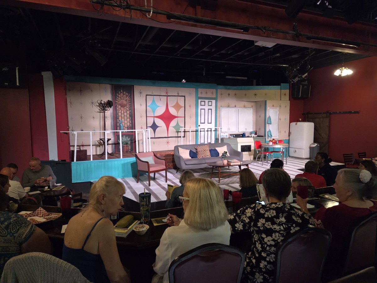 MarianneDHobbit's tweet photo. I saw Home, I'm Darling at the Pocket Sandwich Theatre tonight to see the wonderful @KateZerbian as Fran, and it was a delight!!
Definitely catch a show if you can; and if you too, want to see Kate, she'll also for sure be performing next Friday, the 12th! https://t.co/AJZdB1jU9E