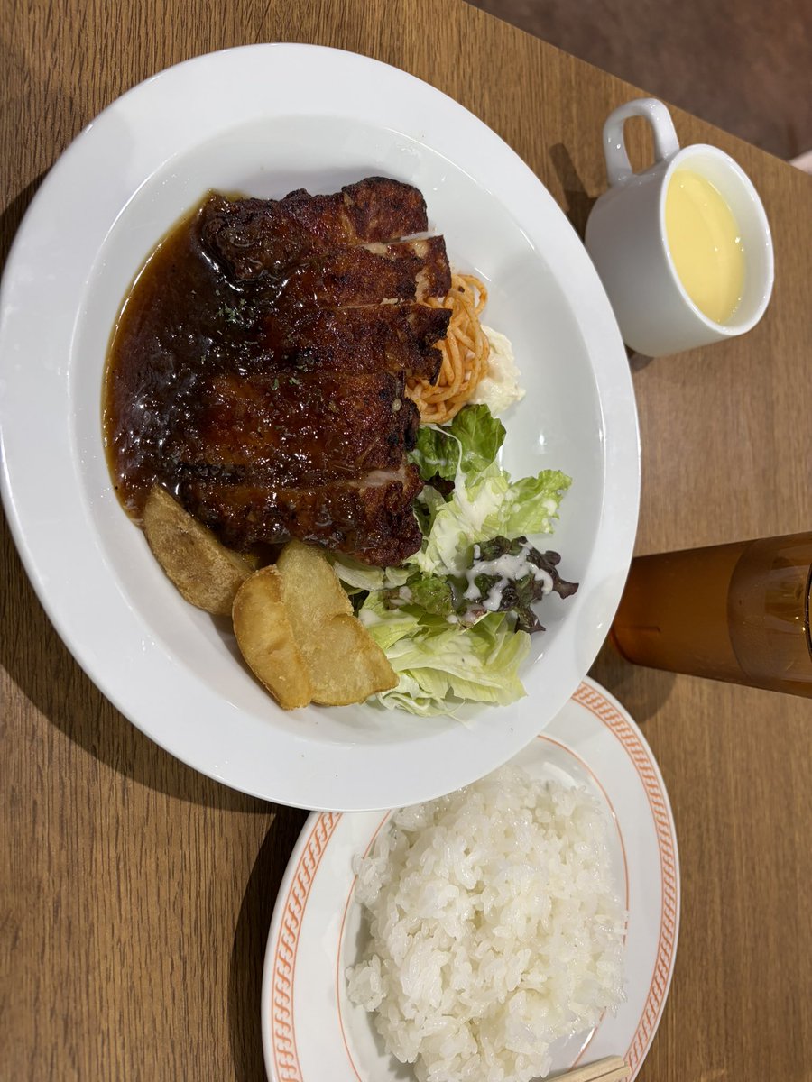 MeguC0e1's tweet photo. 弁当作れなかった私は本日職場から近いレストラン🍽️ https://t.co/hRYfeCCZMu