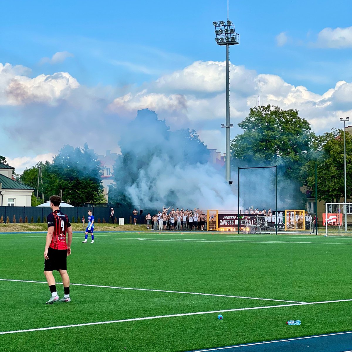 Bronited_xyz's tweet photo. Plenty of pleasantries exchanged between the two fanbases, with Sierpc linked to Wisła Płock and MKS to Legia. Big following from Ciechanów who came with their friendships 🔥💨

Kasztelan Sierpc 2-2 MKS Ciechanów

🏟️Stadion Miejski Sierpc🇵🇱
📅04.06.2026 15:00
🏆PL 6 Div https://t.co/YipA0s0czU