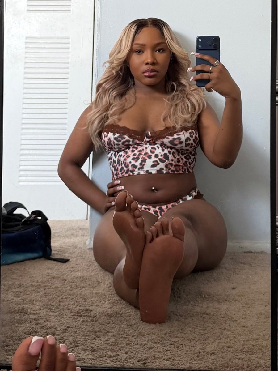 princesshaylss's tweet photo. my toes said : peek a boo lol https://t.co/fop2gBqyHO