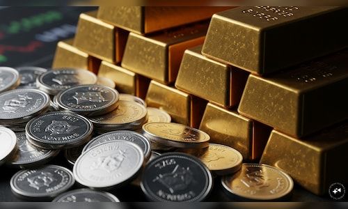 CNBCTV18News's tweet photo. #Gold and #silver prices declined, with silver falling more than 1% and gold easing 0.5%. 

Markets are closely watching key US jobs data for clues on the Federal Reserve's next move.

#Commodities @anshul91_m 

https://t.co/PfaO2kiP8U https://t.co/8j8nv0Susr