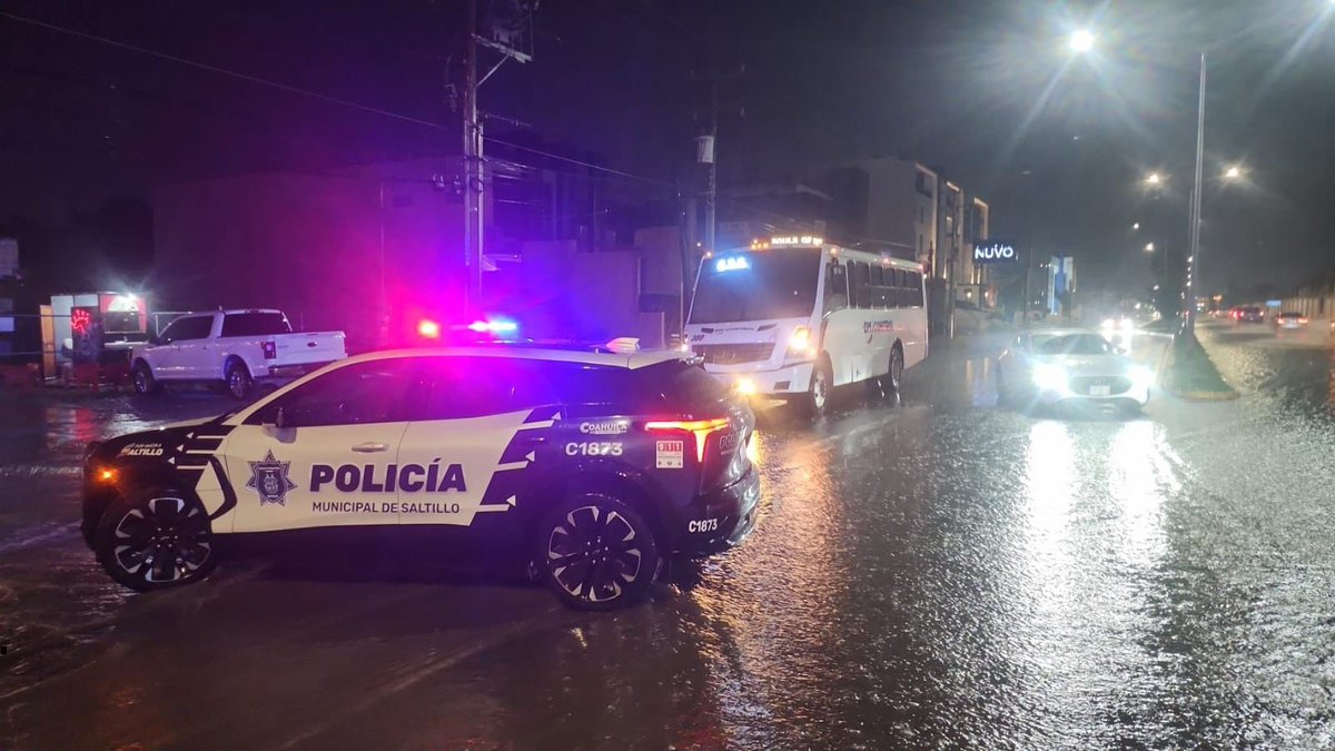 nSaltillo's tweet photo. TARJETA INFORMATIVA (21:50 HRS)

Saltillo, Coahuila de Zaragoza: Debido a los escurrimientos provocados por las lluvias de esta noche, se cerró la circulación vehicular en las  intersecciones de los bulevares Luis Donaldo Colosio y José Musa de León; así como de Luis Donaldo Colosio y Liceo Freinet.

La dirección municipal de Protección Civil y la Comisaría de Seguridad y Protección Ciudadana  exhortan a la población a no circular por zonas de riesgo ante escurrimientos pluviales y a reportar cualquier incidencia al 9.1.1.

#Saltillo