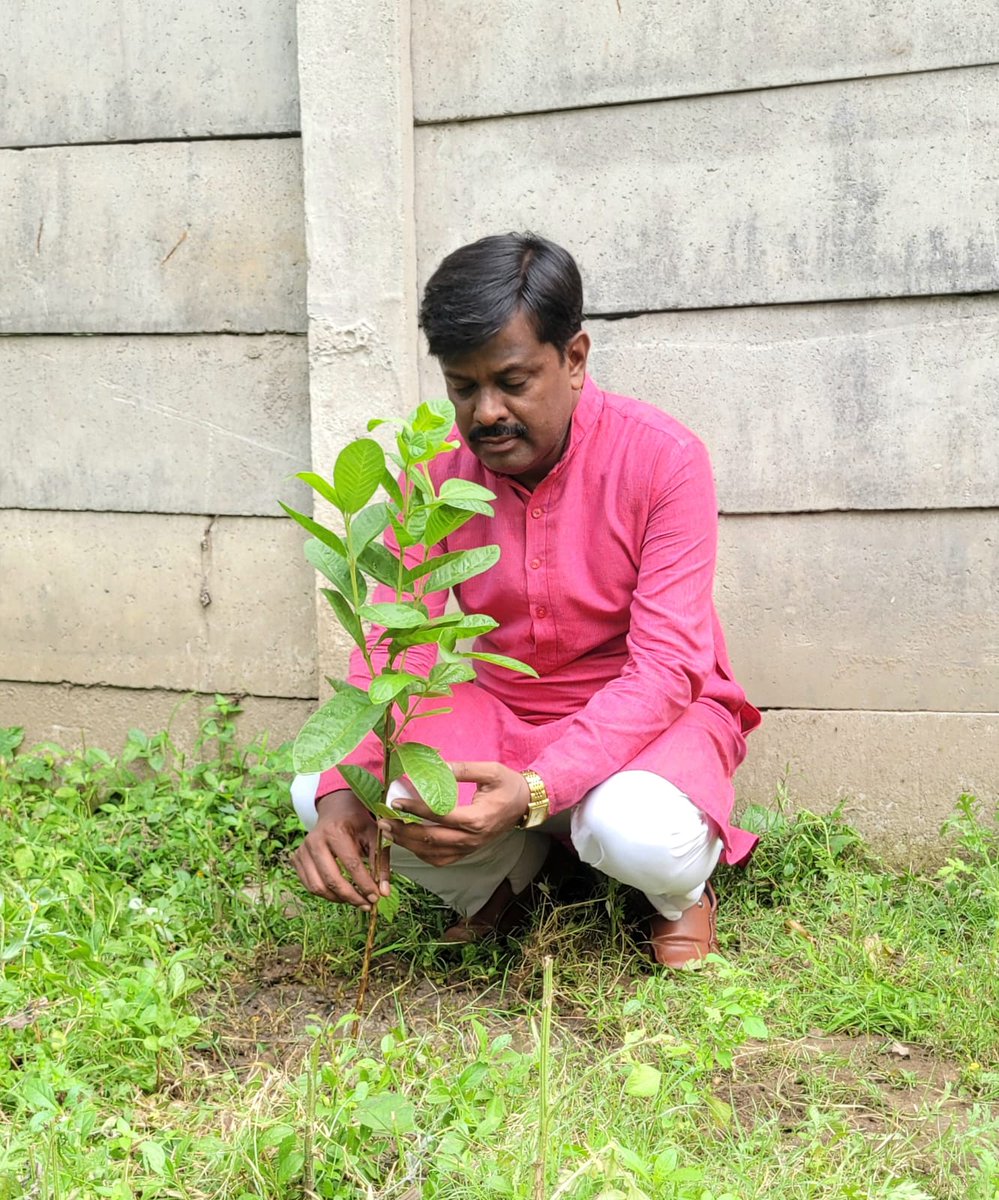 dineshjsrbjp's tweet photo. विश्व पर्यावरण दिवस के पावन अवसर पर भाजपा गोलमुरी मंडल द्वारा मंडल अध्यक्ष श्री पप्पू उपाध्याय जी के नेतृत्व में इस्कॉन मंदिर परिसर, केबुल टाउन में "एक पेड़ माँ के नाम" अभियान के अंतर्गत पौधारोपण कार्यक्रम आयोजित किया गया।

इस अवसर पर प्रकृति संरक्षण, पर्यावरण संवर्धन एवं आने वाली पीढ़ियों के सुरक्षित भविष्य के संकल्प के साथ पौधे लगाए गए। एक वृक्ष केवल पर्यावरण की रक्षा का माध्यम नहीं, बल्कि माँ और प्रकृति के प्रति हमारी कृतज्ञता एवं श्रद्धा का प्रतीक भी है।

आइए, हम सभी मिलकर अधिक से अधिक वृक्षारोपण करें और हरित, स्वच्छ एवं समृद्ध भारत के निर्माण में अपनी सहभागिता सुनिश्चित करें।

"एक पेड़ माँ के नाम" — पर्यावरण संरक्षण का संकल्प, मातृशक्ति को समर्पित एक विनम्र प्रयास।

#WorldEnvironmentDay #विश्व_पर्यावरण_दिवस #EkPedMaaKeNaam #एक_पेड़_माँ_के_नाम #PlantATree #SaveEnvironment #GoGreen #GreenIndia #HaritJharkhand #BJP #BJPGolmuriMandal #Jamshedpur #EnvironmentProtection #NatureConservation #ViksitBharat #DineshKumar #BJPJharkhand #MissionLiFE #HarGharHariyali 🌱🌳