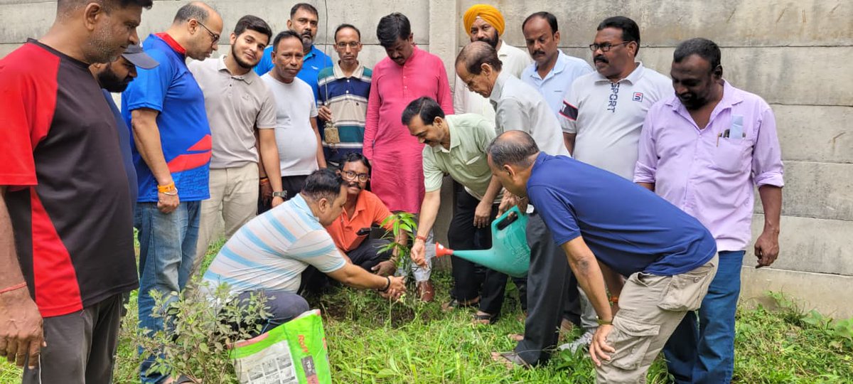 dineshjsrbjp's tweet photo. विश्व पर्यावरण दिवस के पावन अवसर पर भाजपा गोलमुरी मंडल द्वारा मंडल अध्यक्ष श्री पप्पू उपाध्याय जी के नेतृत्व में इस्कॉन मंदिर परिसर, केबुल टाउन में "एक पेड़ माँ के नाम" अभियान के अंतर्गत पौधारोपण कार्यक्रम आयोजित किया गया।

इस अवसर पर प्रकृति संरक्षण, पर्यावरण संवर्धन एवं आने वाली पीढ़ियों के सुरक्षित भविष्य के संकल्प के साथ पौधे लगाए गए। एक वृक्ष केवल पर्यावरण की रक्षा का माध्यम नहीं, बल्कि माँ और प्रकृति के प्रति हमारी कृतज्ञता एवं श्रद्धा का प्रतीक भी है।

आइए, हम सभी मिलकर अधिक से अधिक वृक्षारोपण करें और हरित, स्वच्छ एवं समृद्ध भारत के निर्माण में अपनी सहभागिता सुनिश्चित करें।

"एक पेड़ माँ के नाम" — पर्यावरण संरक्षण का संकल्प, मातृशक्ति को समर्पित एक विनम्र प्रयास।

#WorldEnvironmentDay #विश्व_पर्यावरण_दिवस #EkPedMaaKeNaam #एक_पेड़_माँ_के_नाम #PlantATree #SaveEnvironment #GoGreen #GreenIndia #HaritJharkhand #BJP #BJPGolmuriMandal #Jamshedpur #EnvironmentProtection #NatureConservation #ViksitBharat #DineshKumar #BJPJharkhand #MissionLiFE #HarGharHariyali 🌱🌳
