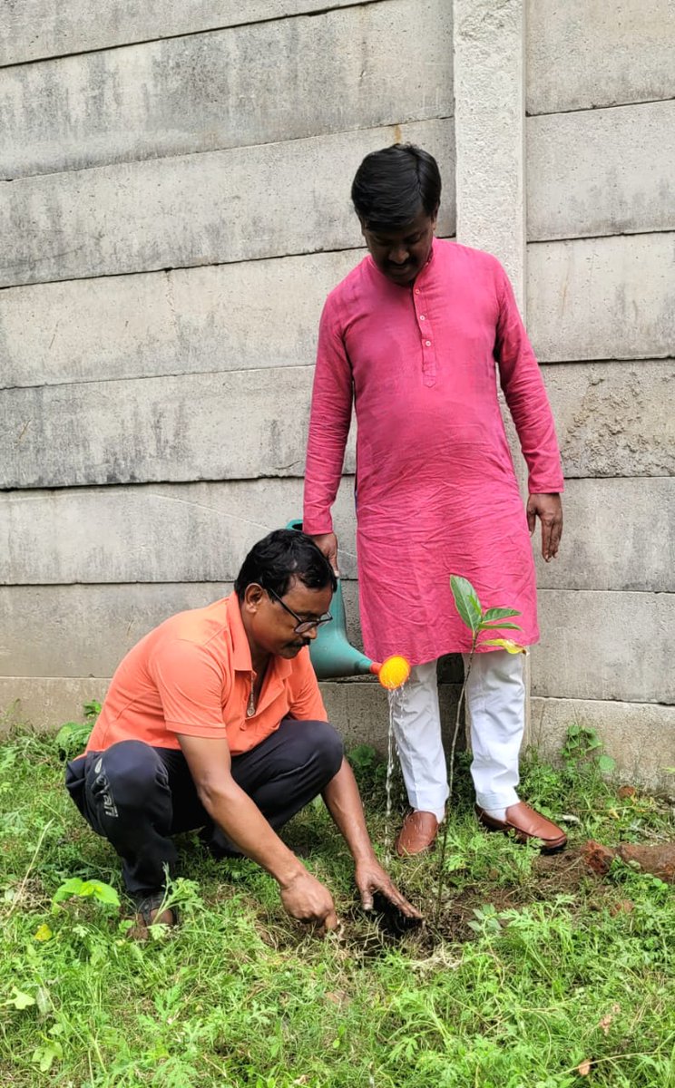 dineshjsrbjp's tweet photo. विश्व पर्यावरण दिवस के पावन अवसर पर भाजपा गोलमुरी मंडल द्वारा मंडल अध्यक्ष श्री पप्पू उपाध्याय जी के नेतृत्व में इस्कॉन मंदिर परिसर, केबुल टाउन में "एक पेड़ माँ के नाम" अभियान के अंतर्गत पौधारोपण कार्यक्रम आयोजित किया गया।

इस अवसर पर प्रकृति संरक्षण, पर्यावरण संवर्धन एवं आने वाली पीढ़ियों के सुरक्षित भविष्य के संकल्प के साथ पौधे लगाए गए। एक वृक्ष केवल पर्यावरण की रक्षा का माध्यम नहीं, बल्कि माँ और प्रकृति के प्रति हमारी कृतज्ञता एवं श्रद्धा का प्रतीक भी है।

आइए, हम सभी मिलकर अधिक से अधिक वृक्षारोपण करें और हरित, स्वच्छ एवं समृद्ध भारत के निर्माण में अपनी सहभागिता सुनिश्चित करें।

"एक पेड़ माँ के नाम" — पर्यावरण संरक्षण का संकल्प, मातृशक्ति को समर्पित एक विनम्र प्रयास।

#WorldEnvironmentDay #विश्व_पर्यावरण_दिवस #EkPedMaaKeNaam #एक_पेड़_माँ_के_नाम #PlantATree #SaveEnvironment #GoGreen #GreenIndia #HaritJharkhand #BJP #BJPGolmuriMandal #Jamshedpur #EnvironmentProtection #NatureConservation #ViksitBharat #DineshKumar #BJPJharkhand #MissionLiFE #HarGharHariyali 🌱🌳
