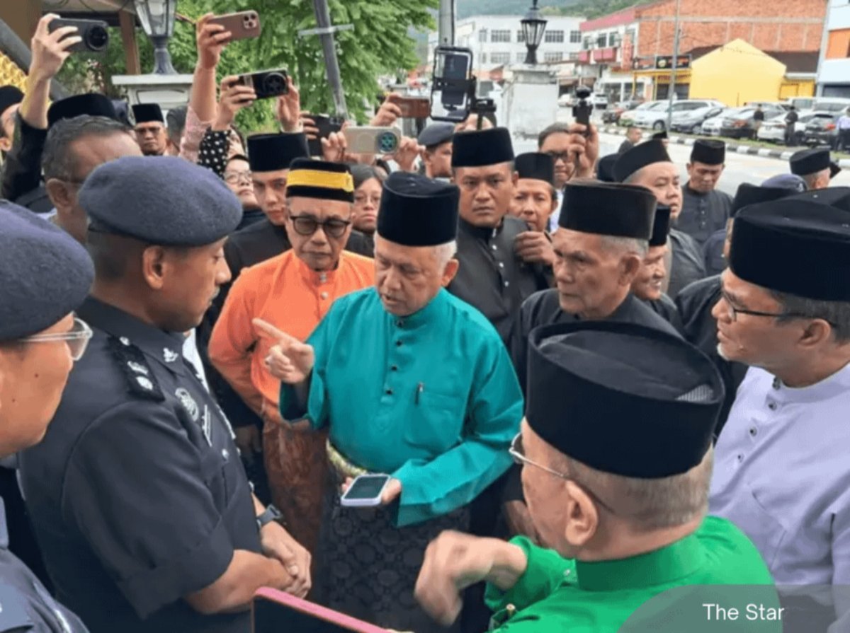 NewsBFM's tweet photo. A brief commotion broke out at the entrance of the Tunku Besar Tampin's residence this morning after police blocked several Negeri Sembilan adat leaders from entering a special Dewan Keadilan dan Undang sitting.

The meeting was held to address the state's ongoing royal dispute and to facilitate the proclamation of a new Yang di-Pertuan Besar of Negeri Sembilan.

📸: The Star

🧵1