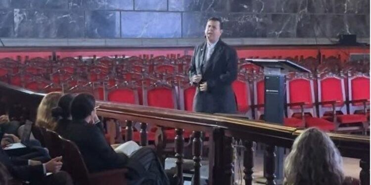 infopublicave's tweet photo. 📢Javier Tarazona dijo ante estudiantes de la Universidad de Los Andes (ULA), en el marco del III Congreso Nacional de Ciencias Políticas, que salió de la cárcel sin odio y sin rencor, pero con deseo de justicia. «Deseo que esto que me pasó a mí, no se vuelva a repetir». https://t.co/M3xPQVQiQS