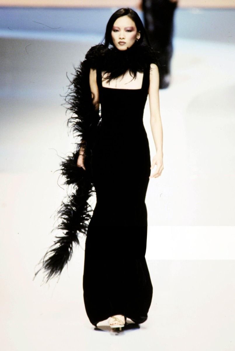 DvilCouture's tweet photo. Valentino Fall Winter 1997 Rtw https://t.co/4QCvEBYZGD