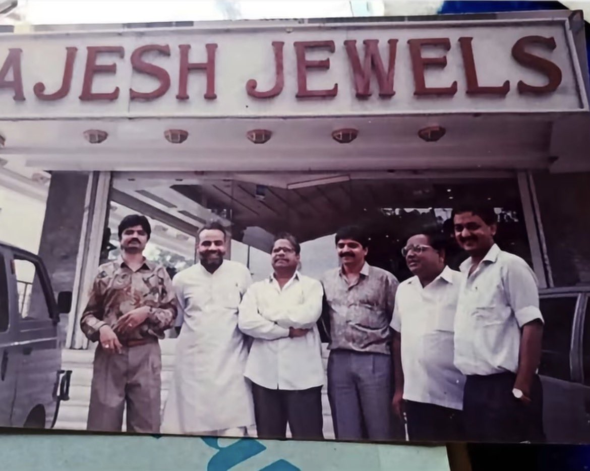 DwivediJohn's tweet photo. A picture of Modi ji with Rajesh Exports owners. Coincidence? I hardly think so

 #RajeshExportsNews https://t.co/M0wTgxy6Wv