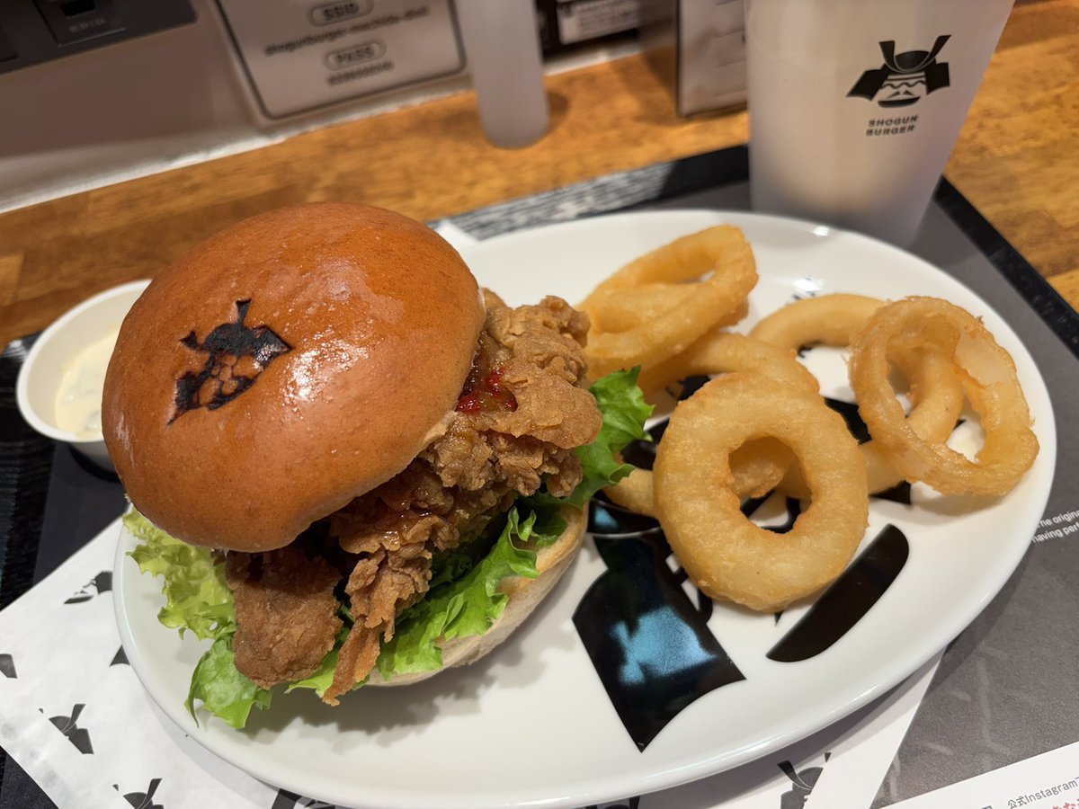 ohiruoh's tweet photo. SHOGUN BURGER クラフトチキンバーガー

久々に来たけどやっぱりここのチキンバーガー美味しい🤤

たださあ、オープンキッチンだから調理してるのよく見えるんだけど、肉焼いてる女の子がめちゃくちゃ髪を触るんだよ。その手で肉やバンズ触るの。汚いし髪も肉汁だらけなのでは💦あれは食べる気無くす🤮 https://t.co/SxIiuxXjK9