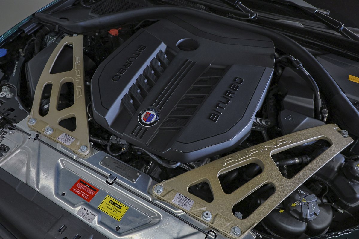 carlink_delight's tweet photo. B3GTの心臓部搭載されるエンジンは

BMW Mモデルに搭載される3.0L直列6気筒ツインターボ

「S58B30エンジン」

もともとM3やM4、M2などに搭載される”荒々しさ”やしばし”暴力的”とも言われる野性的なフィーリングが魅力的なエンジンだが

アルピナらしい”ジェントルマンエクスプレス”らしくするべく

S58エンジンをベースに、アルピナ独自のチューニングが加えられている

そんな文字通りアルピナスペックを施されたエンジンが搭載されています。

基本的、エンジンのコア的な部分はMモデルと同じながらも

低回転域でのレスポンスを向上させるため、空気流量最適化されたタービンとコンプレッサーハウジングに変更

また吸気効率を高めた大型吸気サイレンサー、そしてアルピナ専用のステンレス製排気システム

またエンジンマッピングの最適化により、低回転から高回転まで力強くはもちろん

よりアルピナらしい「淀みのない洗練された加速フィール」を実現している

B3GTが発揮するそのスペックは

最大出力　　529PS/6250-6500rpm 

最大トルク　730Nｍ/2500-4500rpm

これは標準のアルピナB3から+34psの増強となる

そこにはまた、こだわりが詰まっている

ただ単にパワーをあげるのは簡単だ。だがパワーアップの先にアルピナらしい上質さが無くてはならない

と、アルピナらしい絹のような滑らかなフィーリングを保ちつつ、より上質で力強く速いクルマとするためにこだわりを突き詰め

コンピューターのセッティングを決めるのに一年以上の歳月をかけたという

昔のE型時代のアルピナのような”スペシャルエンジン”とは離れてしまってはいるが

S58エンジンをアルピナらしく仕立て上げる、その尋常でない程のこだわりというのが

クラフトマンシップが光るアルピナの魅力的なところだろう

エキゾーストはアルピナ専用品の４本出しエキゾーストを装備する。

狂ったように暴れ回ったり、けたたましい音を立てたりする車ではなく

そのサウンドは、洗練されたフラップ制御のおかげで、心地よく、決して耳障りではないジェントルなバリトンボイス。心地の良いストレート６サウンドを奏でる

同じS58でもMモデルとは全く方向性の違う仕立てになっている

B3GTは洗練されたペースでコンフォタブルに”ゆったりとクルージング”するために作られた車なのが乗った瞬間にわかるでしょう