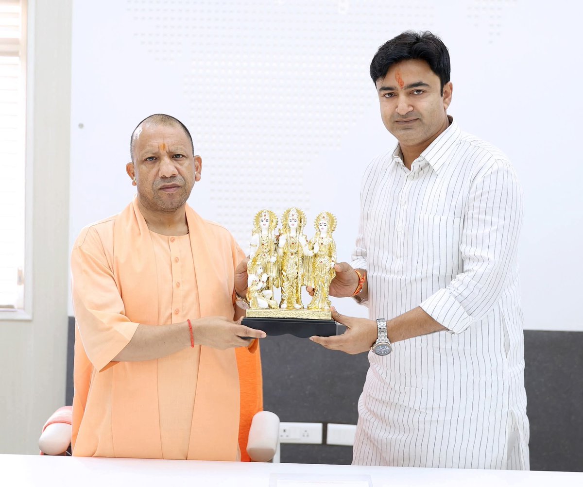 DeepuSanga's tweet photo. उत्तर प्रदेश के यशस्वी मुख्यमंत्री परम आदरणीय श्री MYogiAdityanath जी को जन्मदिवस की हार्दिक बधाई एवं शुभकामनाएं..
प्रभु श्रीराम एवं महादेव से प्रार्थना है कि आपको उत्तम स्वास्थ्य, दीर्घायु एवं निरंतर जनसेवा की शक्ति प्रदान करें..
#हैप्पीबिर्थ्दयसंयोगिआदित्यनाथजी
@BJP4Abhijeet https://t.co/9ucMQIp4Nk