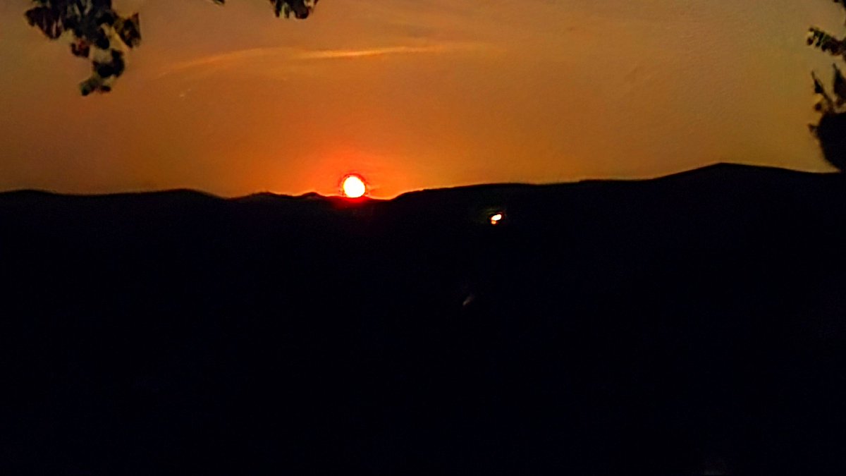 SureThen's tweet photo. @wxbrad Ok so no aurora in the mountains but a very cool red moonrise just now https://t.co/TD29dj8lZU