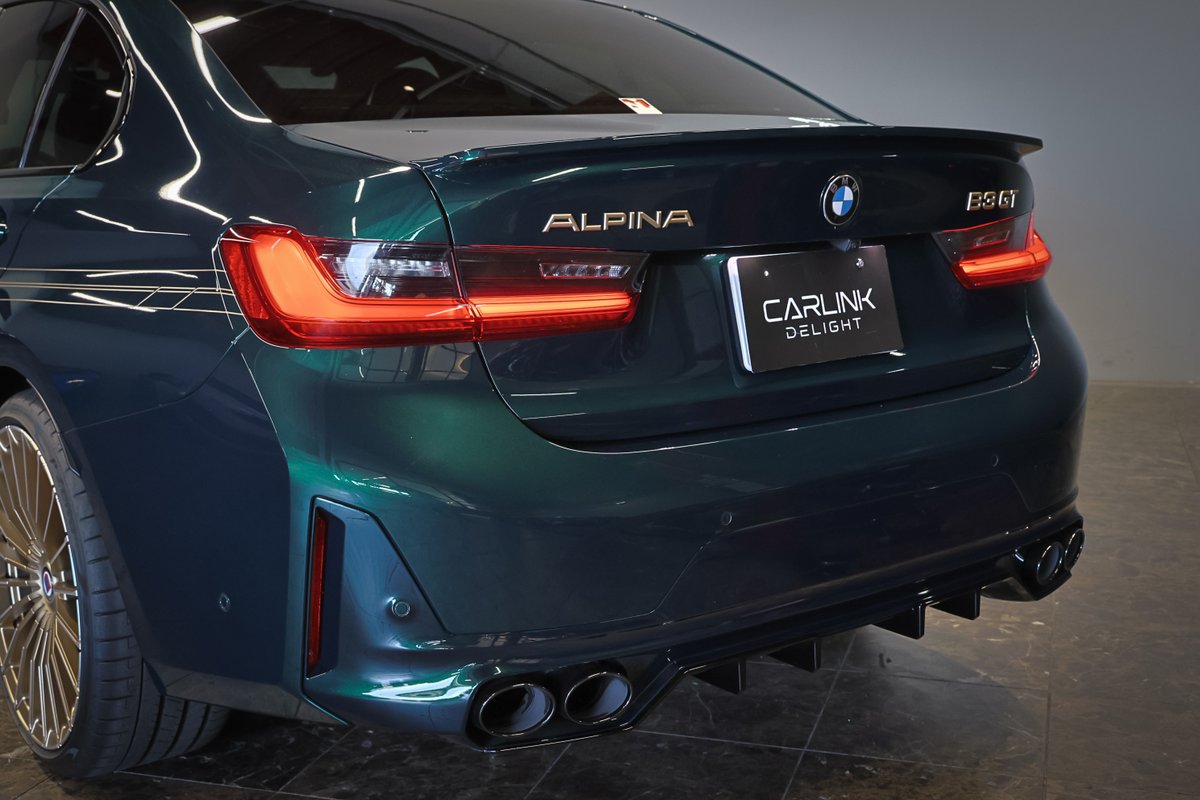 carlink_delight's tweet photo. B3GTの心臓部搭載されるエンジンは

BMW Mモデルに搭載される3.0L直列6気筒ツインターボ

「S58B30エンジン」

もともとM3やM4、M2などに搭載される”荒々しさ”やしばし”暴力的”とも言われる野性的なフィーリングが魅力的なエンジンだが

アルピナらしい”ジェントルマンエクスプレス”らしくするべく

S58エンジンをベースに、アルピナ独自のチューニングが加えられている

そんな文字通りアルピナスペックを施されたエンジンが搭載されています。

基本的、エンジンのコア的な部分はMモデルと同じながらも

低回転域でのレスポンスを向上させるため、空気流量最適化されたタービンとコンプレッサーハウジングに変更

また吸気効率を高めた大型吸気サイレンサー、そしてアルピナ専用のステンレス製排気システム

またエンジンマッピングの最適化により、低回転から高回転まで力強くはもちろん

よりアルピナらしい「淀みのない洗練された加速フィール」を実現している

B3GTが発揮するそのスペックは

最大出力　　529PS/6250-6500rpm 

最大トルク　730Nｍ/2500-4500rpm

これは標準のアルピナB3から+34psの増強となる

そこにはまた、こだわりが詰まっている

ただ単にパワーをあげるのは簡単だ。だがパワーアップの先にアルピナらしい上質さが無くてはならない

と、アルピナらしい絹のような滑らかなフィーリングを保ちつつ、より上質で力強く速いクルマとするためにこだわりを突き詰め

コンピューターのセッティングを決めるのに一年以上の歳月をかけたという

昔のE型時代のアルピナのような”スペシャルエンジン”とは離れてしまってはいるが

S58エンジンをアルピナらしく仕立て上げる、その尋常でない程のこだわりというのが

クラフトマンシップが光るアルピナの魅力的なところだろう

エキゾーストはアルピナ専用品の４本出しエキゾーストを装備する。

狂ったように暴れ回ったり、けたたましい音を立てたりする車ではなく

そのサウンドは、洗練されたフラップ制御のおかげで、心地よく、決して耳障りではないジェントルなバリトンボイス。心地の良いストレート６サウンドを奏でる

同じS58でもMモデルとは全く方向性の違う仕立てになっている

B3GTは洗練されたペースでコンフォタブルに”ゆったりとクルージング”するために作られた車なのが乗った瞬間にわかるでしょう