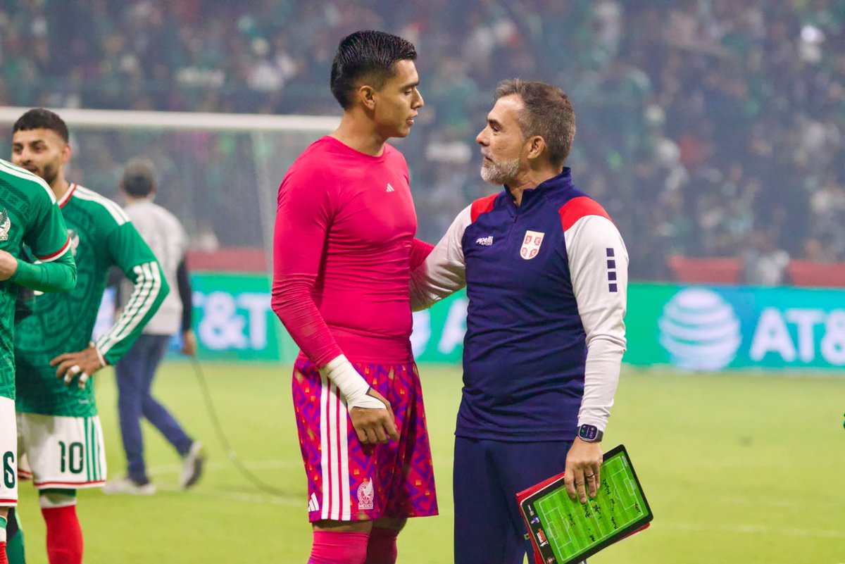 PressPortmx's tweet photo. El cuerpo técnico de Veljko Paunovic se acercó a saludar a sus ex jugadores en @Chivas: Roberto Alvarado y Raúl Rangel. 

📸 @AlanRA23 https://t.co/VnhC2Gk6az