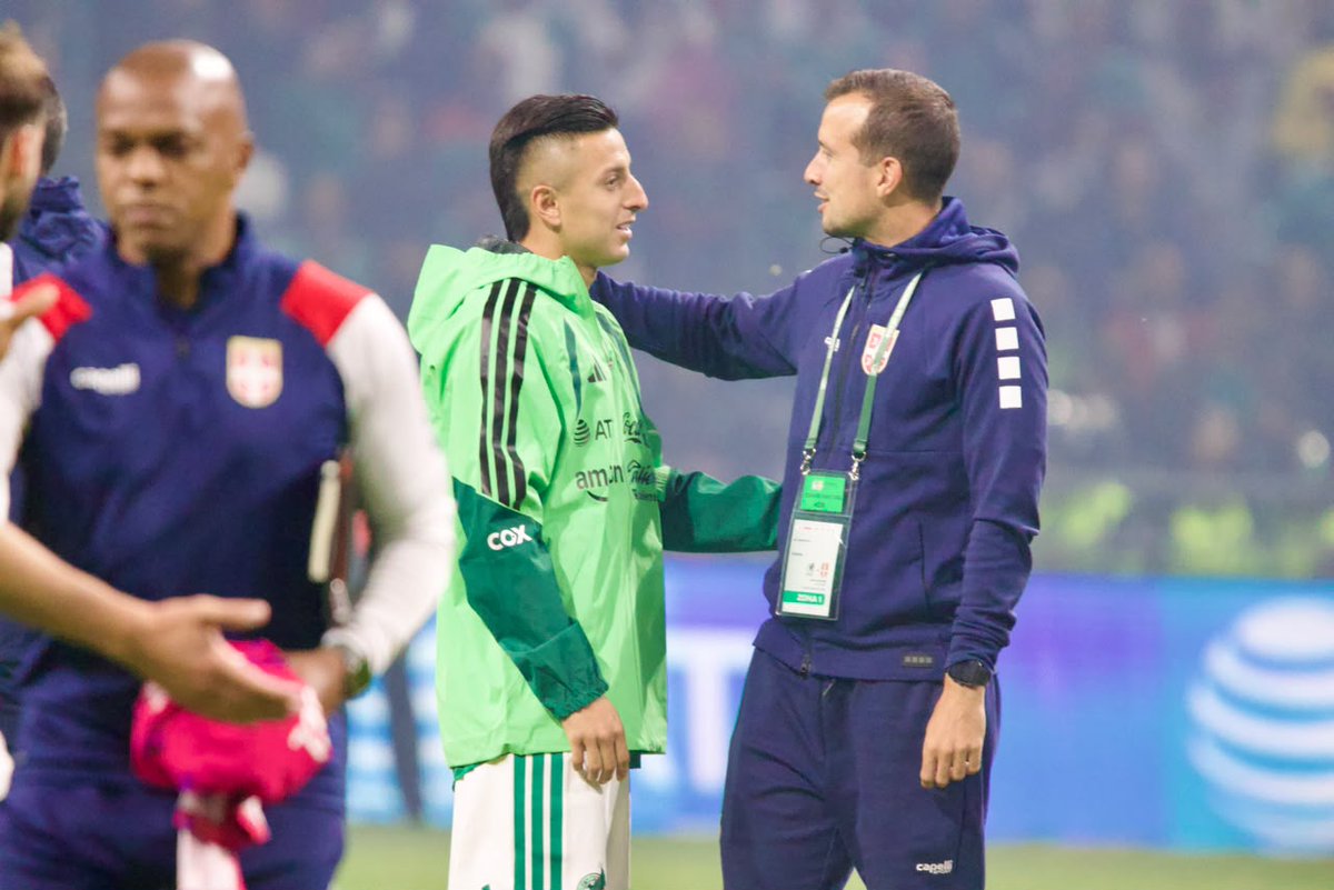 PressPortmx's tweet photo. El cuerpo técnico de Veljko Paunovic se acercó a saludar a sus ex jugadores en @Chivas: Roberto Alvarado y Raúl Rangel. 

📸 @AlanRA23 https://t.co/VnhC2Gk6az