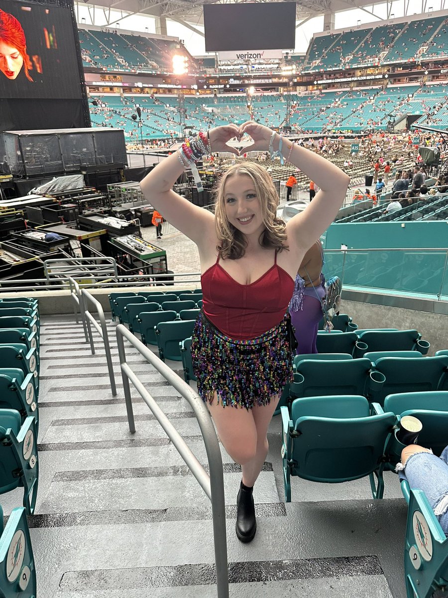 kenziesversion's tweet photo. @taylornation13 @Pixar @toystory @taylorswift13 wearing that same smile ☁️🫶🏻 #IKnewItIKnewYou @taylorswift13 @taylornation13 https://t.co/OZdVJi9WUX