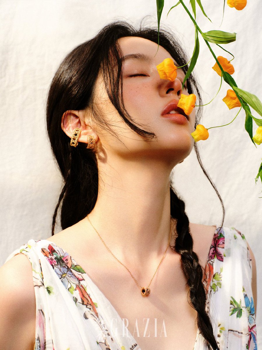 czhouye's tweet photo. 260605 | 红秀GRAZIA Official Weibo Update

“The sun and the wind is just right. Zhou Ye has put her days on vacation mode, dressed in Dior, feeling relaxed. No competition, no rush, just being a breathing tree in the summer. On and off camera, she is herself.”

#ZhouYe • #周也 https://t.co/Bkj1FGnKAU