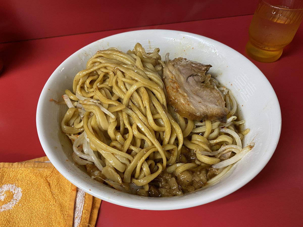 Ub1Qh's tweet photo. ☁️本日の麺活　6/5(金)

🕛今日のランチタイム　11:50

🍜ラーメン二郎 千住大橋駅前店

🍜小/野菜-脂-辣油

今日のランチは、約2ヶ月ぶりに千住大橋店に訪問で近くの🅿️に止めてから並んで約40分で店内へ入り店主:○田ｻﾝに🙇ご挨拶をして千住デロ麺を頂いて食べて来ました。

千住は、辣油ですね👍 https://t.co/Y91tSNvy9c