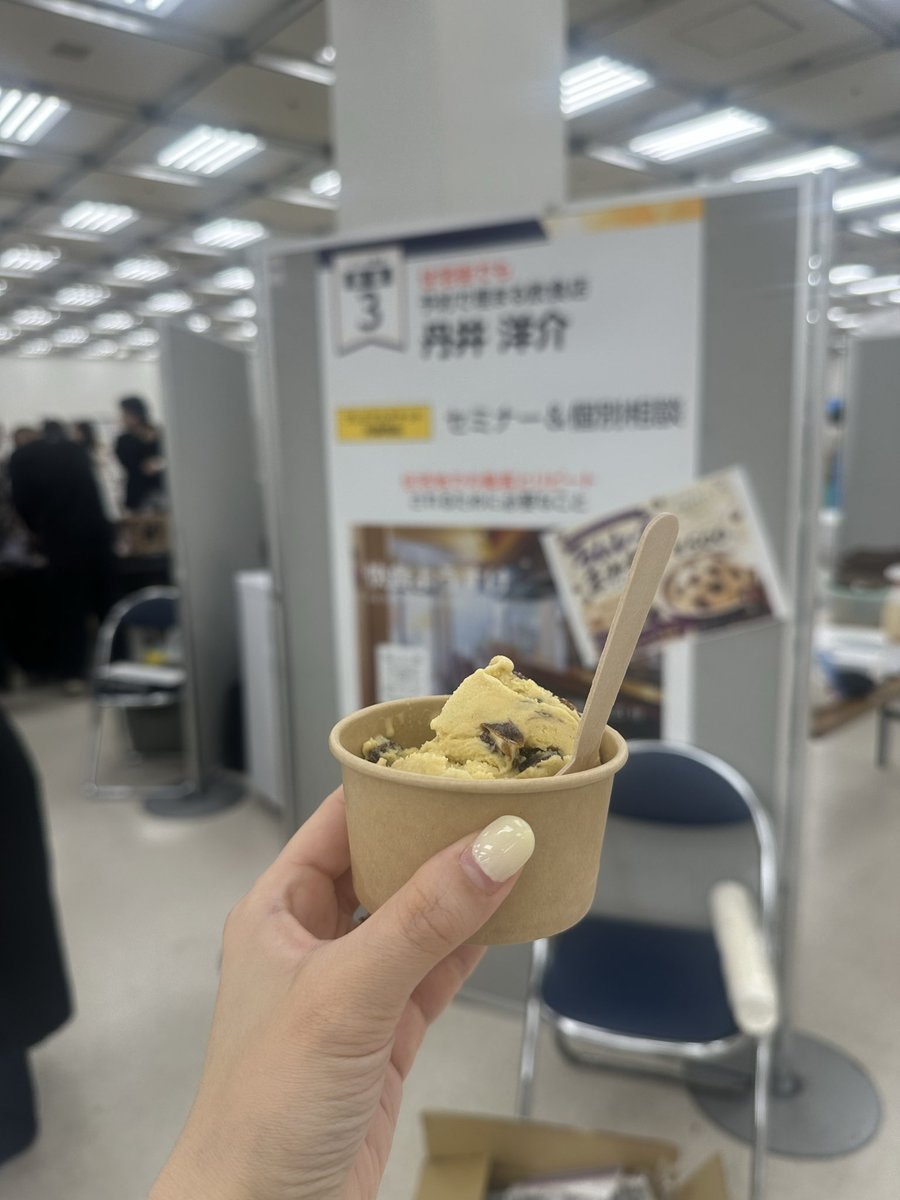 2mashigoto's tweet photo. アカデミーフェスに参加してきました。

・メンターのセミナーを受けていたご夫婦が　@matumegu726 温かい空気感に溢れていて素敵だった☺️家族や職場など大切な人と受けて欲しいという意味がすごく分かった。来年は自分もたくさん呼ぼうと静かに誓った。

・たくさんのブースがあってジャンル問わないから誰が参加しても楽しい。共通するのは自分ができるもので誰かの悩みを解消するものだった。

・ラムレーズンアイスが美味しすぎました…🍨

・うちわが素敵なアイデア。さらにフェスを盛り上げていた@kerorin_kobeya 

準備〜当日の運営までありがとうございました。