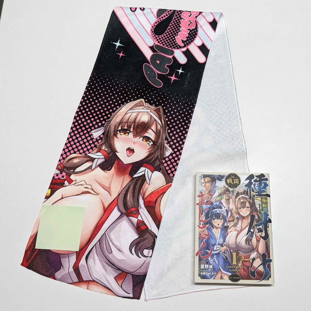 🍮開催期間は6月18日～7月5日まで🍮

ゲーマーズ 聖・パイ祭り 2026
～全人類乳(ニュー)ワールド～

商品サンプルをご紹介📸
・パイ祭り2026 マフラータオル
描き下ろしイラストを使用したマフラータオル!
非常に使いやすいサイズ感なので、普段使いにもオススメです(?) 