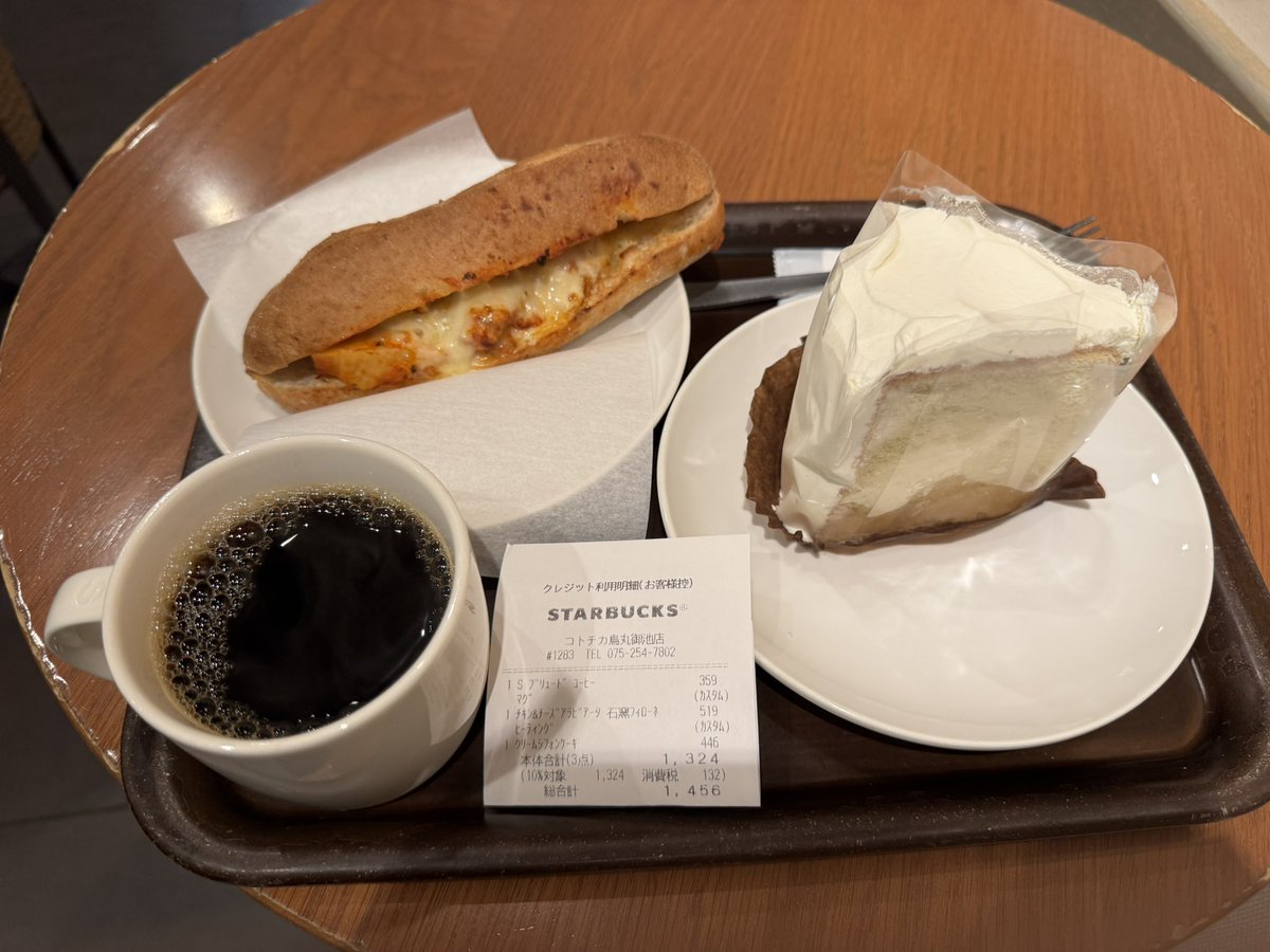 rmaniamitsu's tweet photo. スタバなう。チキン＆チーズアラビアータ石窯フィローネ。クリームシフォンケーキ。 https://t.co/XDwsvy0HxR
