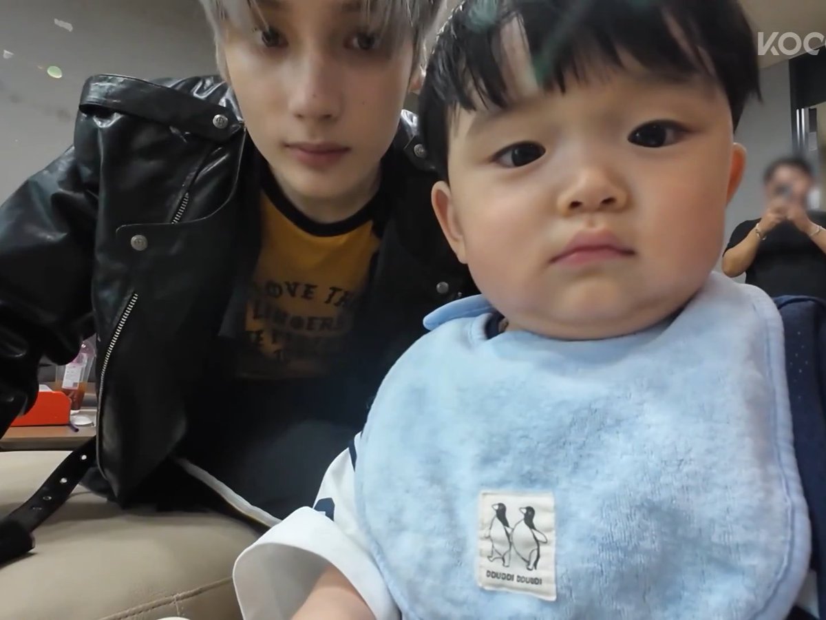 ningkaifolder's tweet photo. why are they making the same faces https://t.co/u30ljzEwri